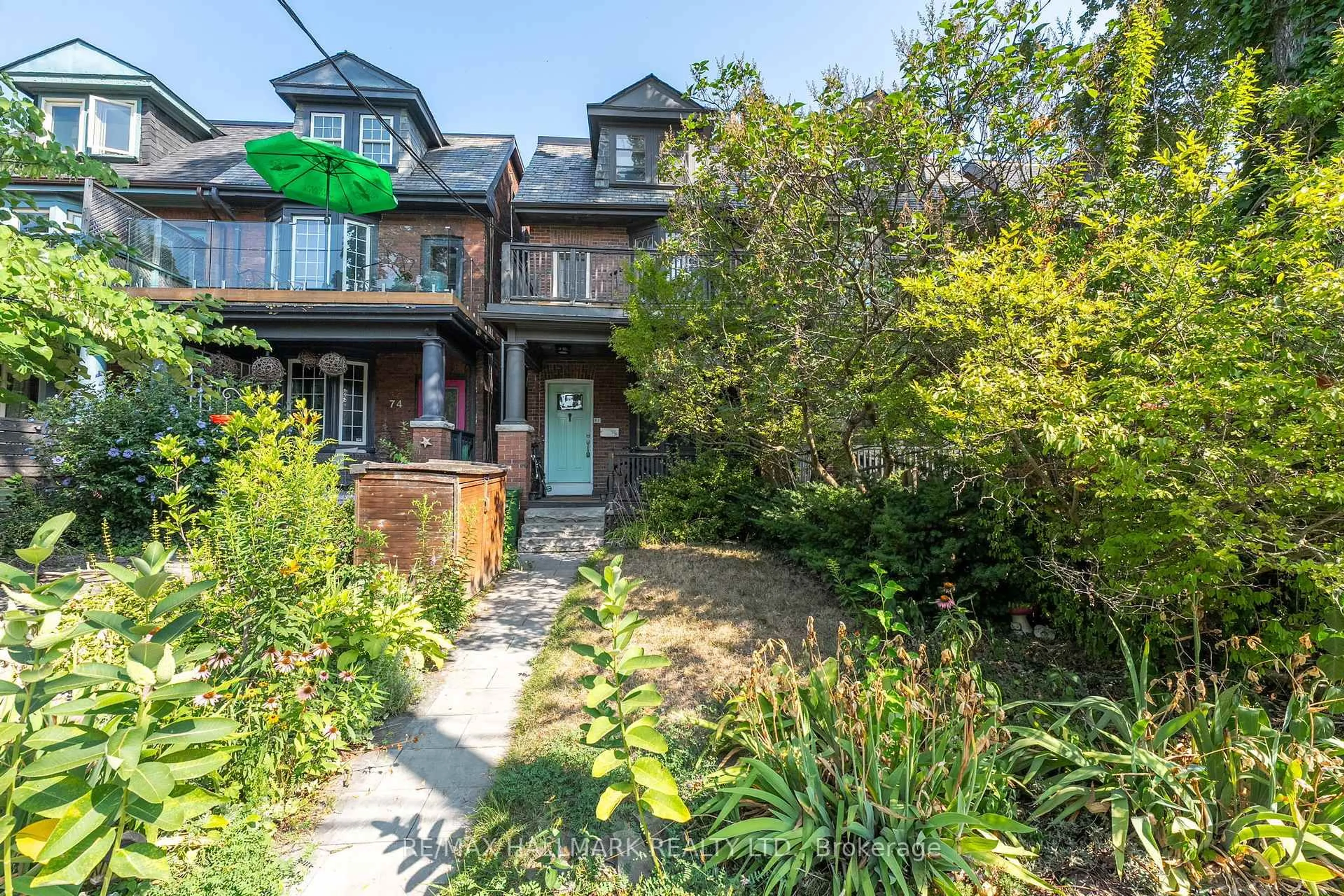 A pic from outside/outdoor area/front of a property/back of a property/a pic from drone, street for 76 Browning Ave, Toronto Ontario M4K 1V9
