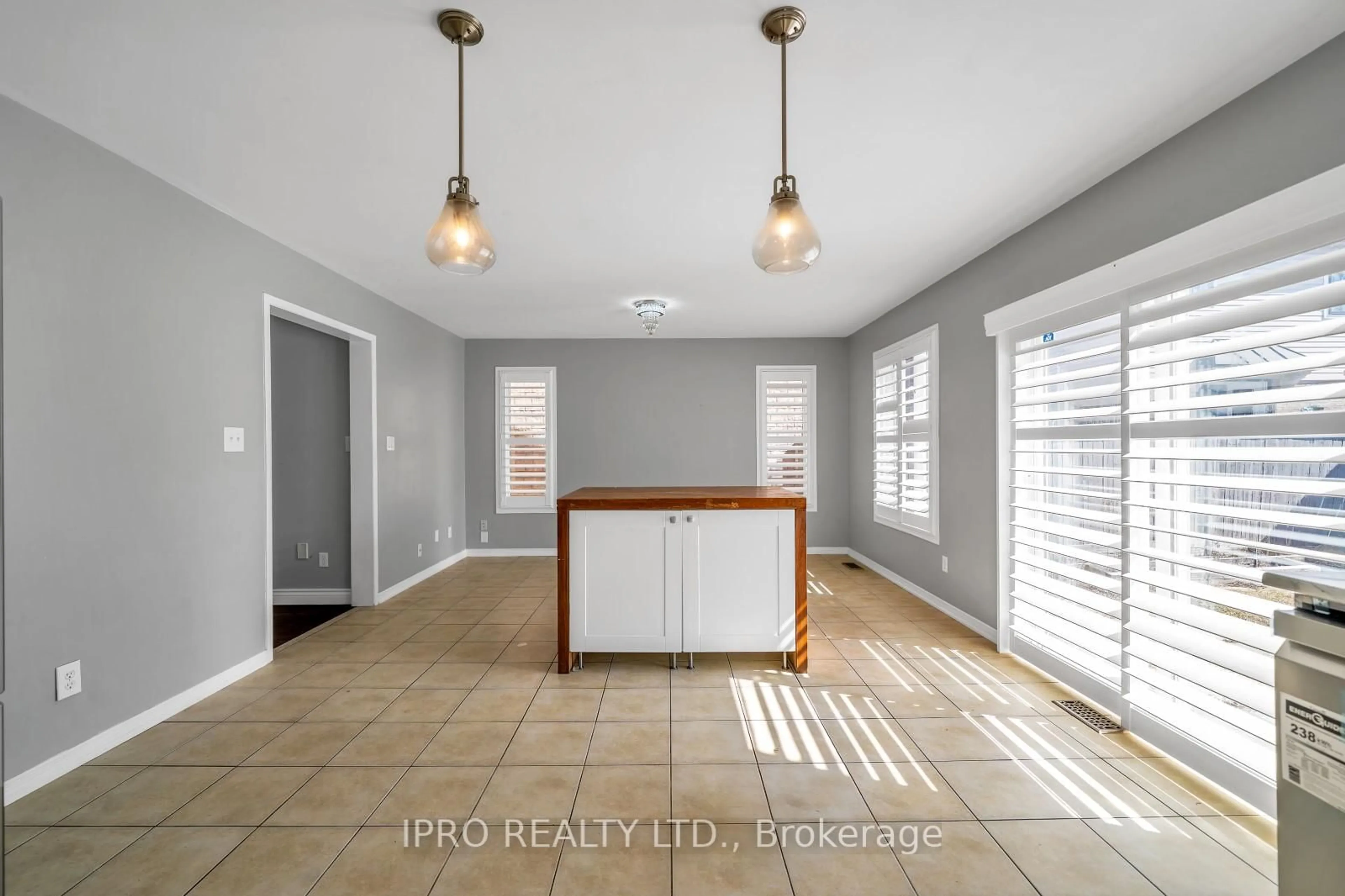 Unknown for 5 Fenton St, Ajax Ontario L1Z 1Y4