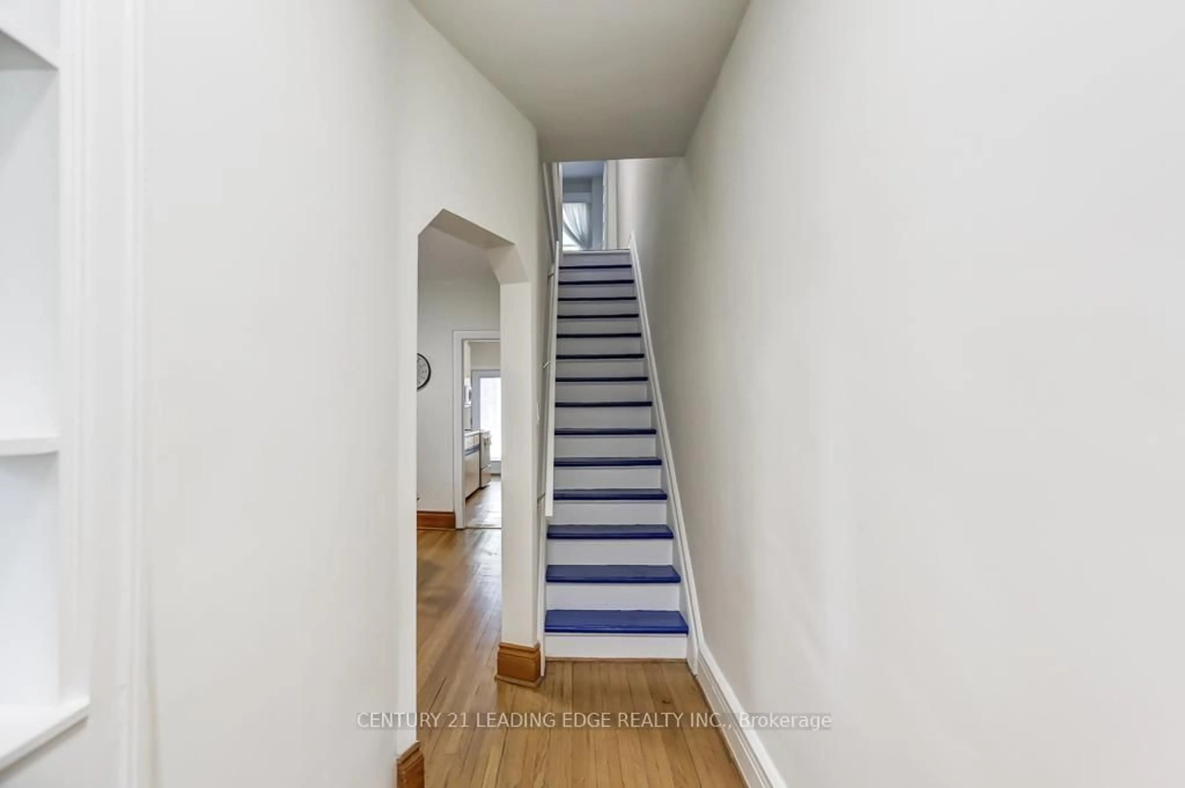Stairs for 210 WITHROW Ave, Toronto Ontario M4K 1C8