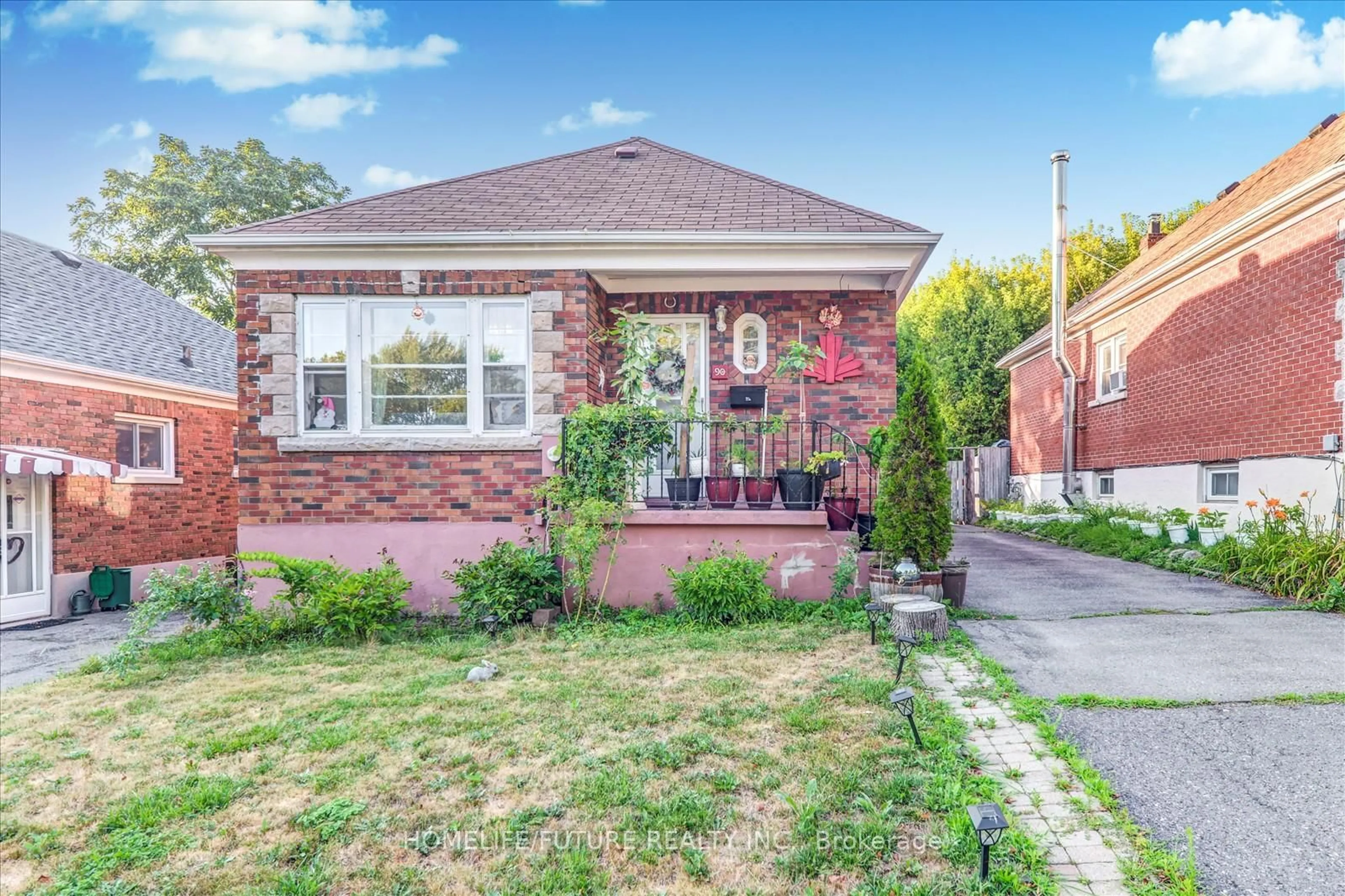 Home with brick exterior material, street for 90 Quebec St, Oshawa Ontario L1H 2K5