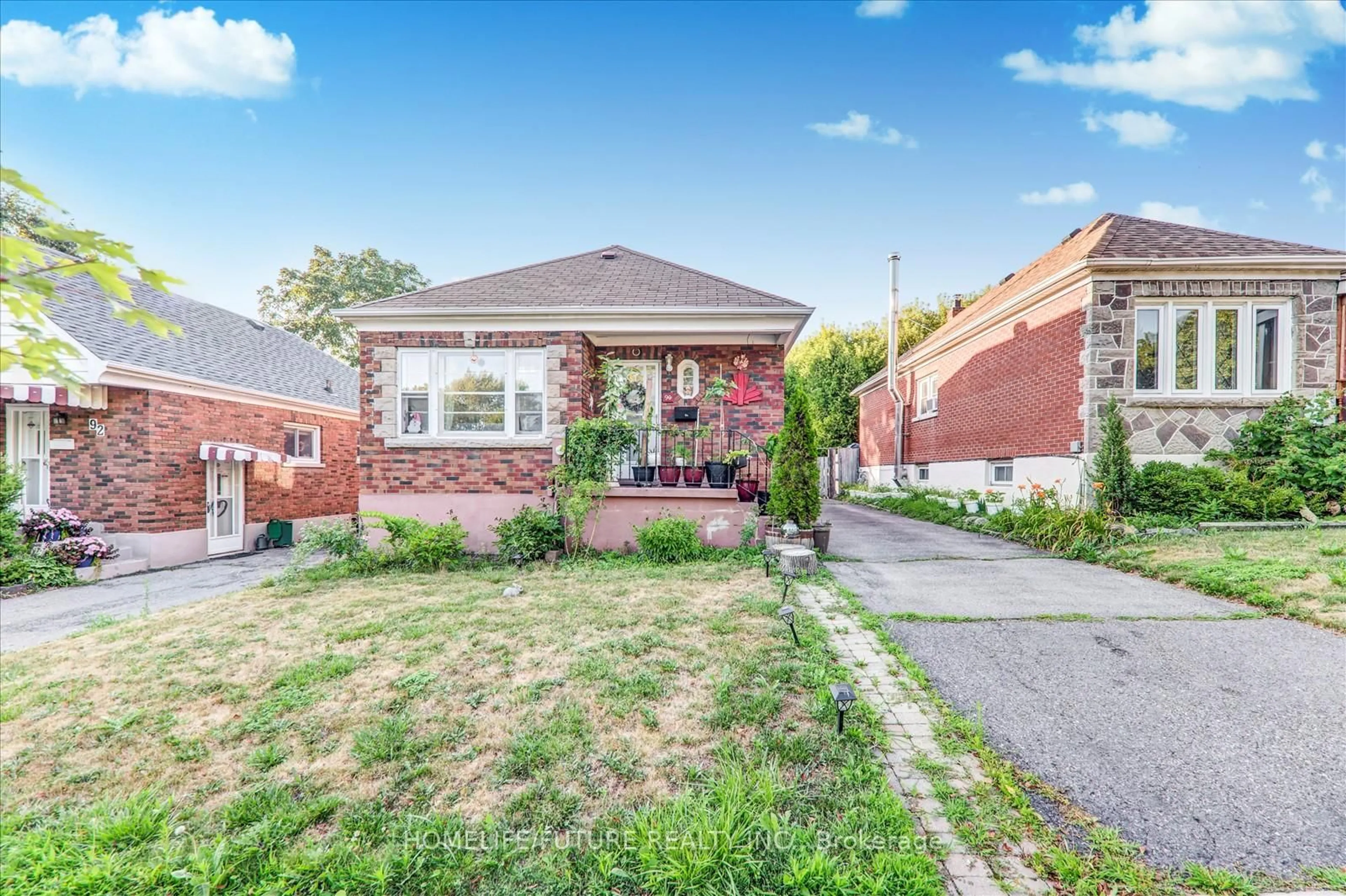Home with brick exterior material, street for 90 Quebec St, Oshawa Ontario L1H 2K5