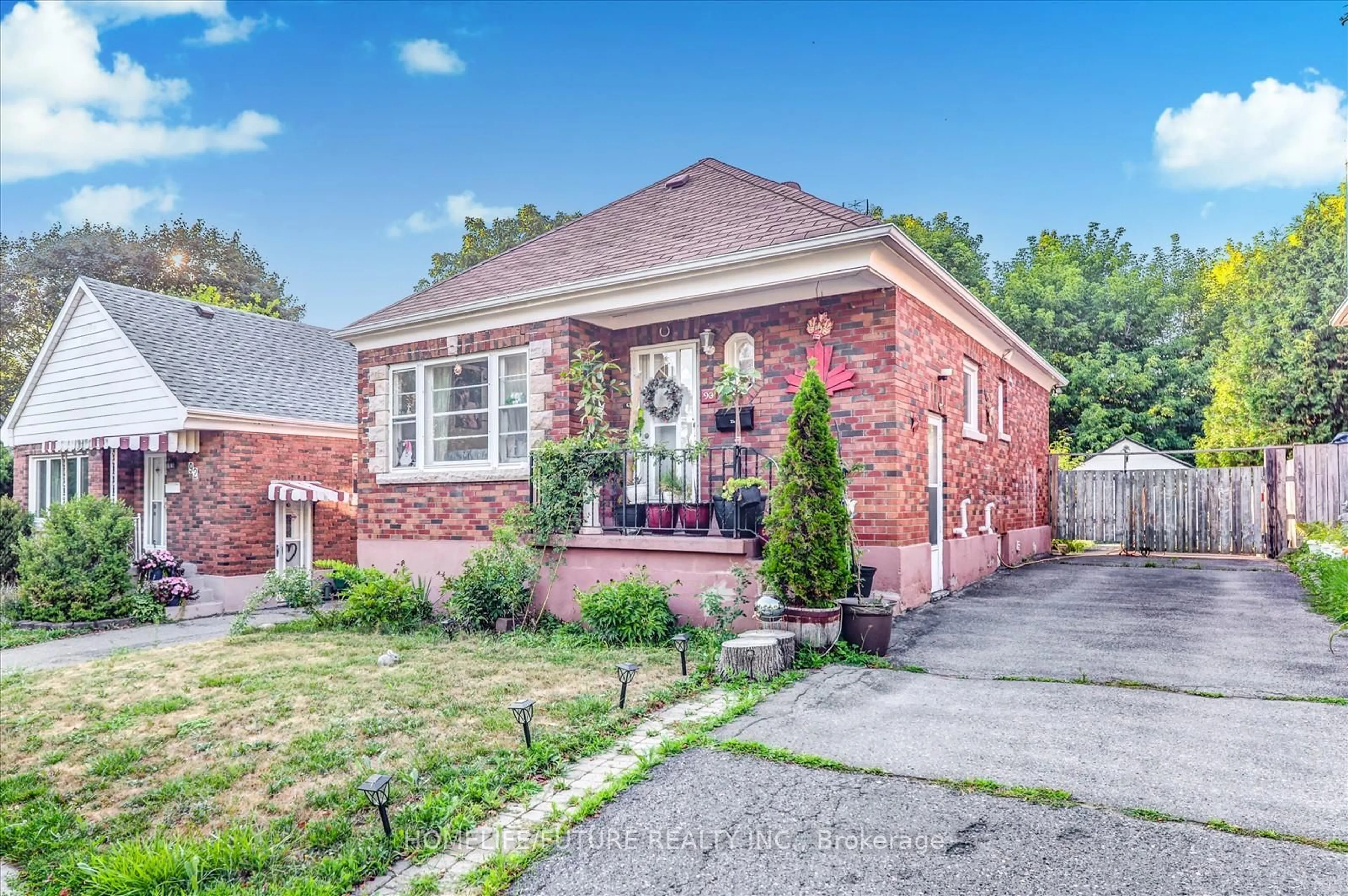 Home with brick exterior material, street for 90 Quebec St, Oshawa Ontario L1H 2K5