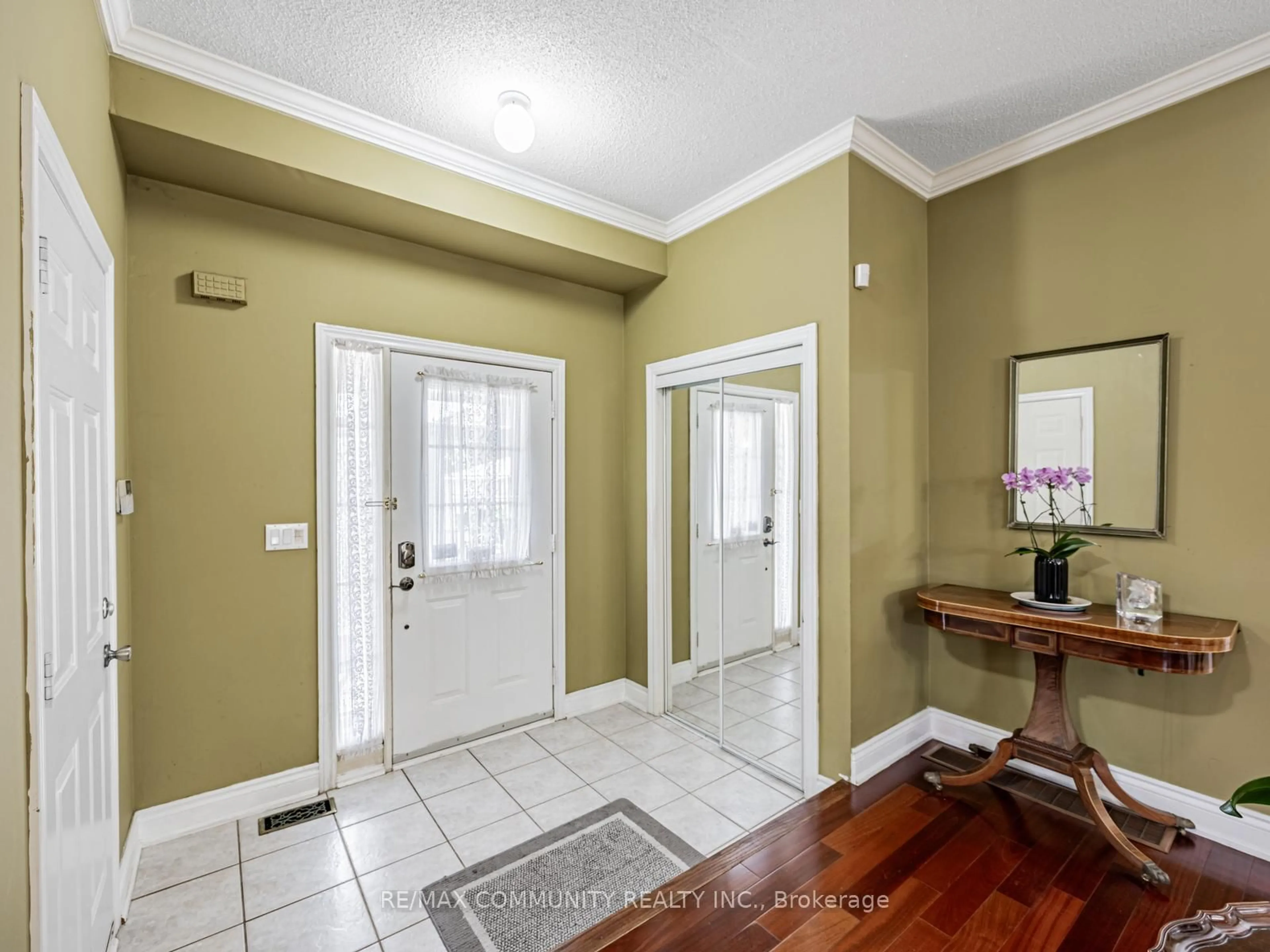 Indoor entryway for 44 Mourning Dove Cres, Toronto Ontario M1B 6A8