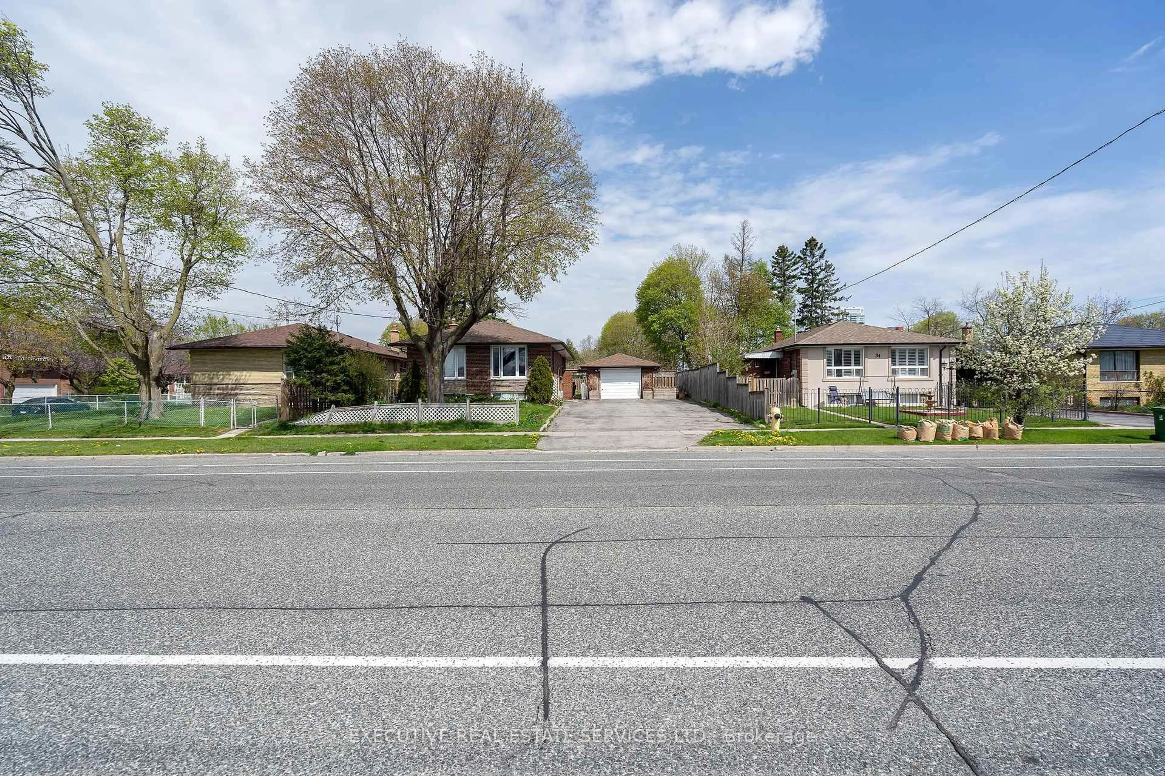 A pic from outside/outdoor area/front of a property/back of a property/a pic from drone, street for 32 Brimorton Dr, Toronto Ontario M1P 3Y9