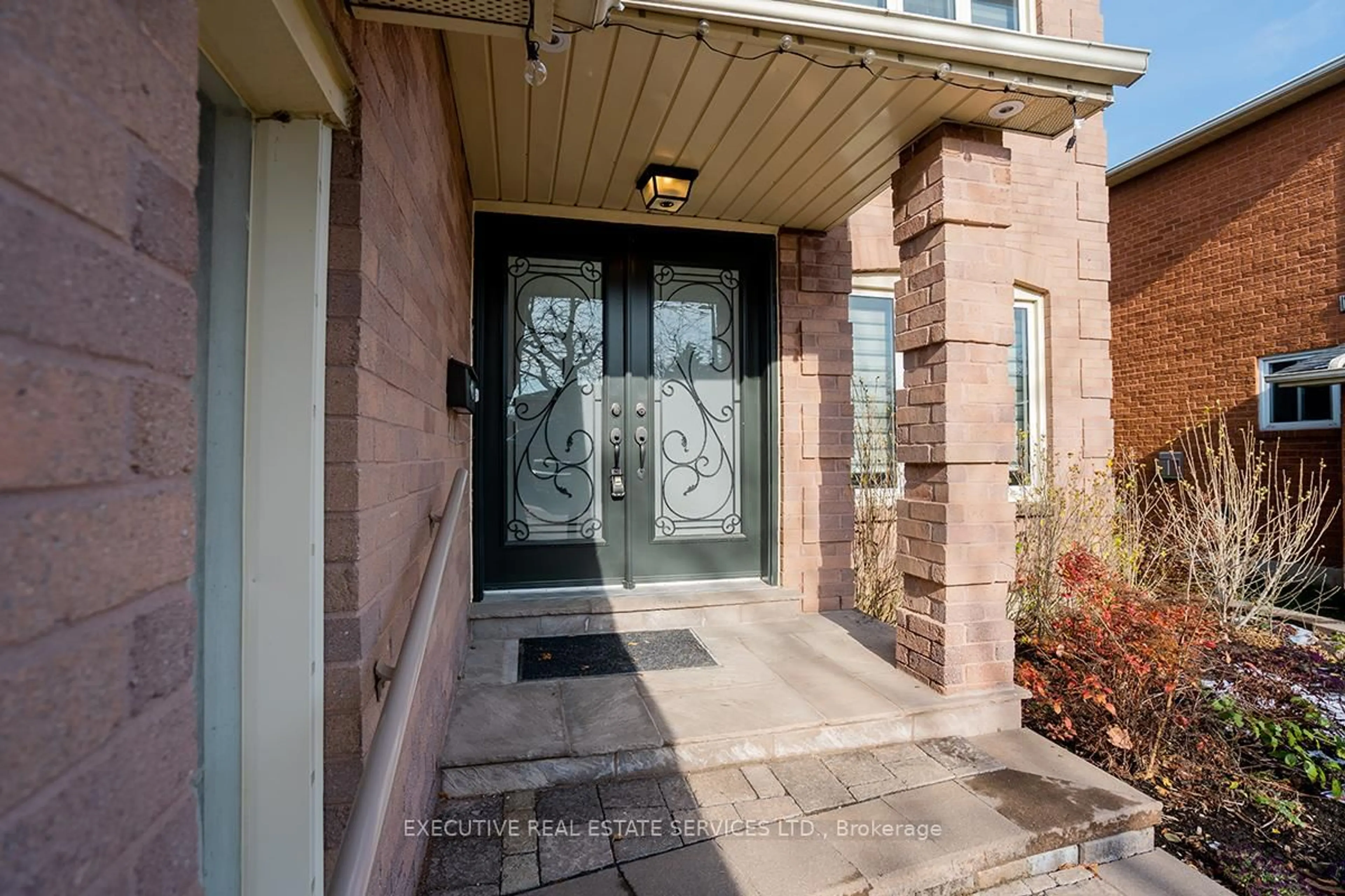 Indoor entryway for 46 Willowbrook Dr, Whitby Ontario L1R 1S6