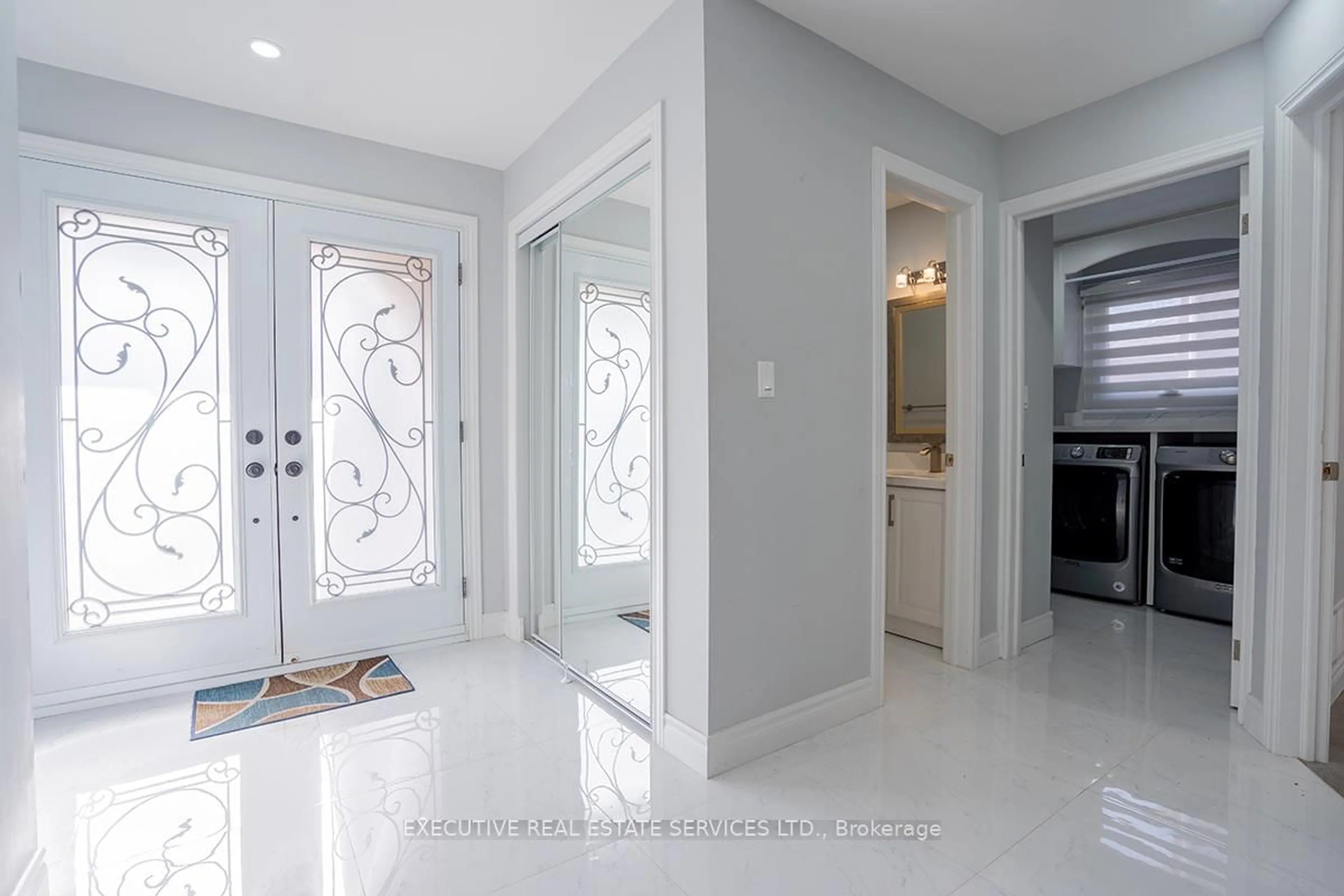 Indoor entryway for 46 Willowbrook Dr, Whitby Ontario L1R 1S6