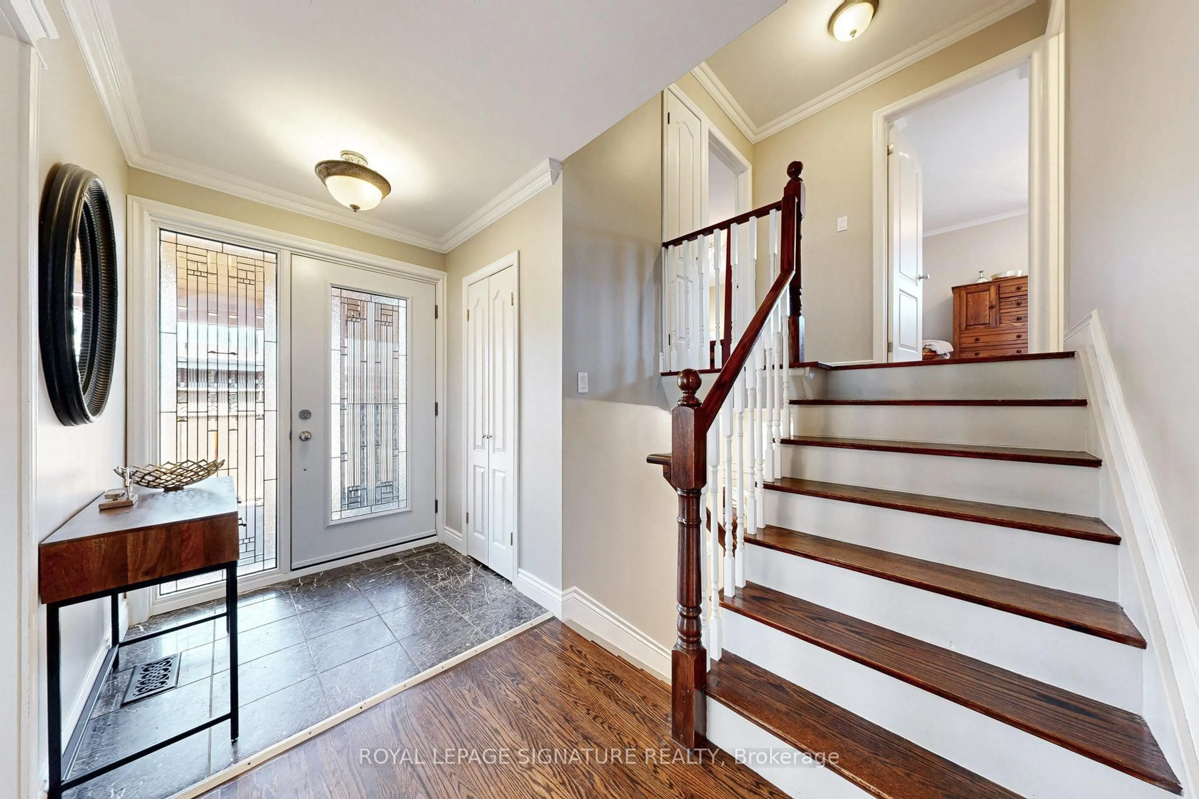 Indoor entryway for 867 Antonio St, Pickering Ontario L1W 1T4