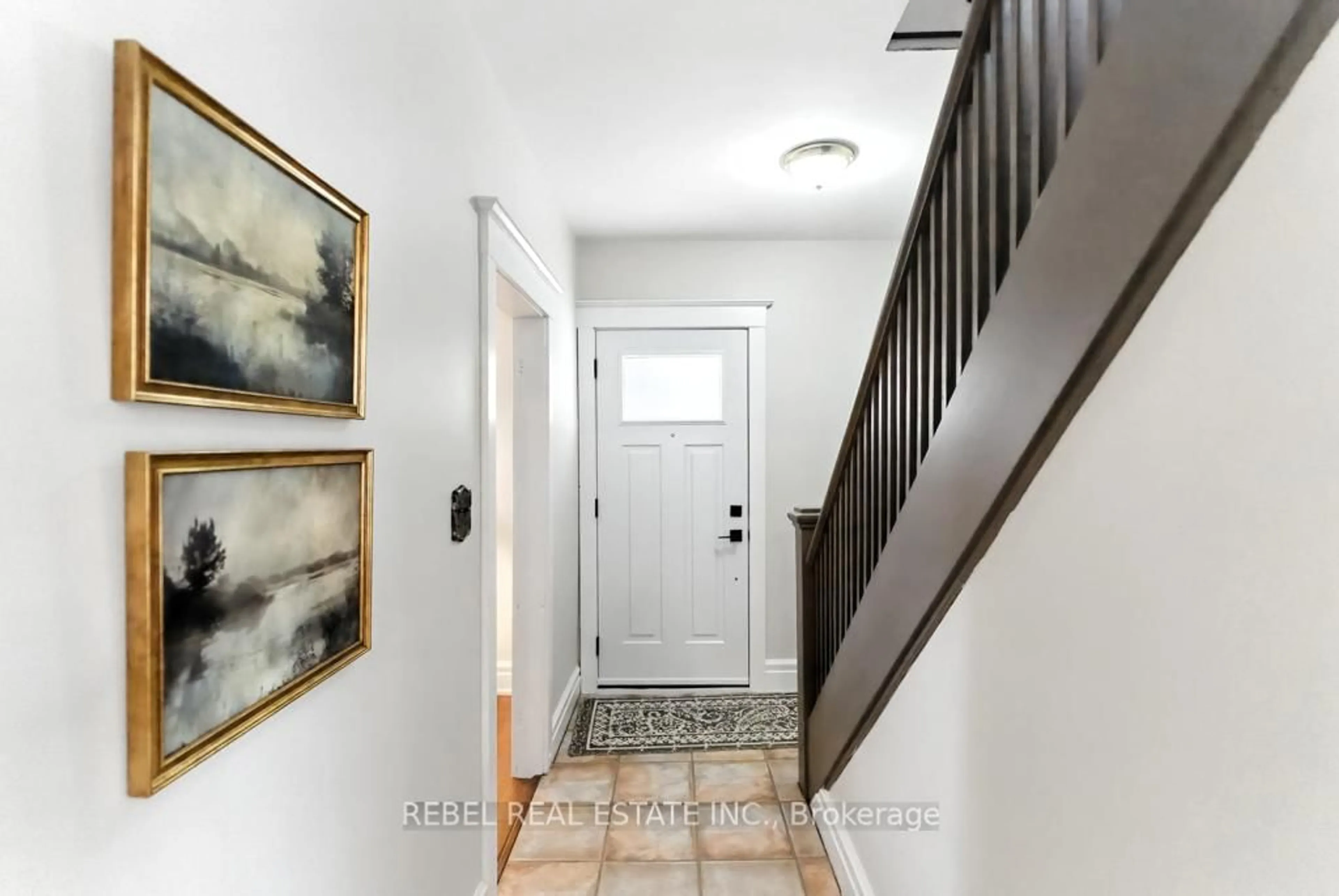 Indoor entryway for 178 Arthur St, Oshawa Ontario L1H 1N3