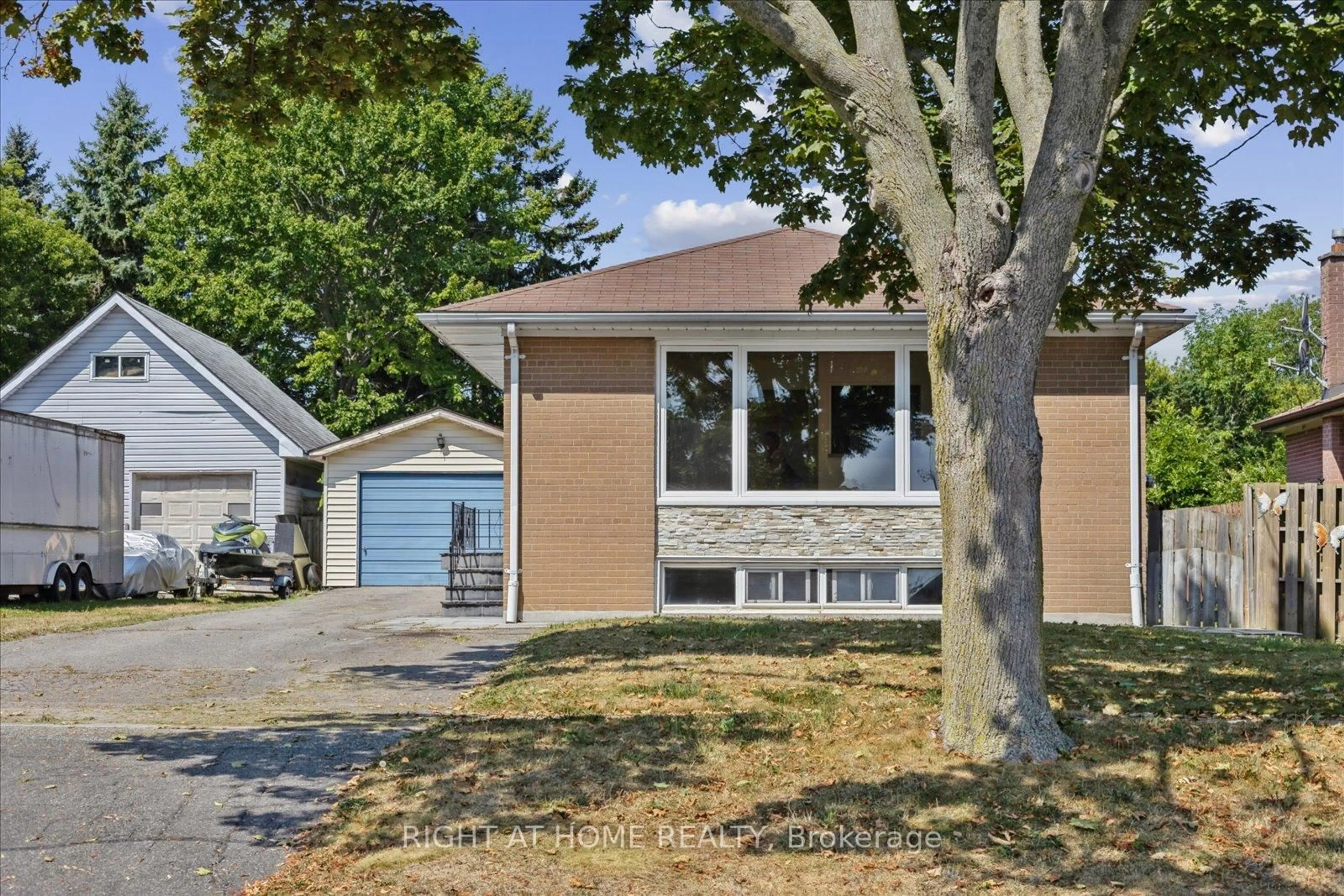 Home with vinyl exterior material, street for 1328 Scugog Ave, Oshawa Ontario L1J 1J7