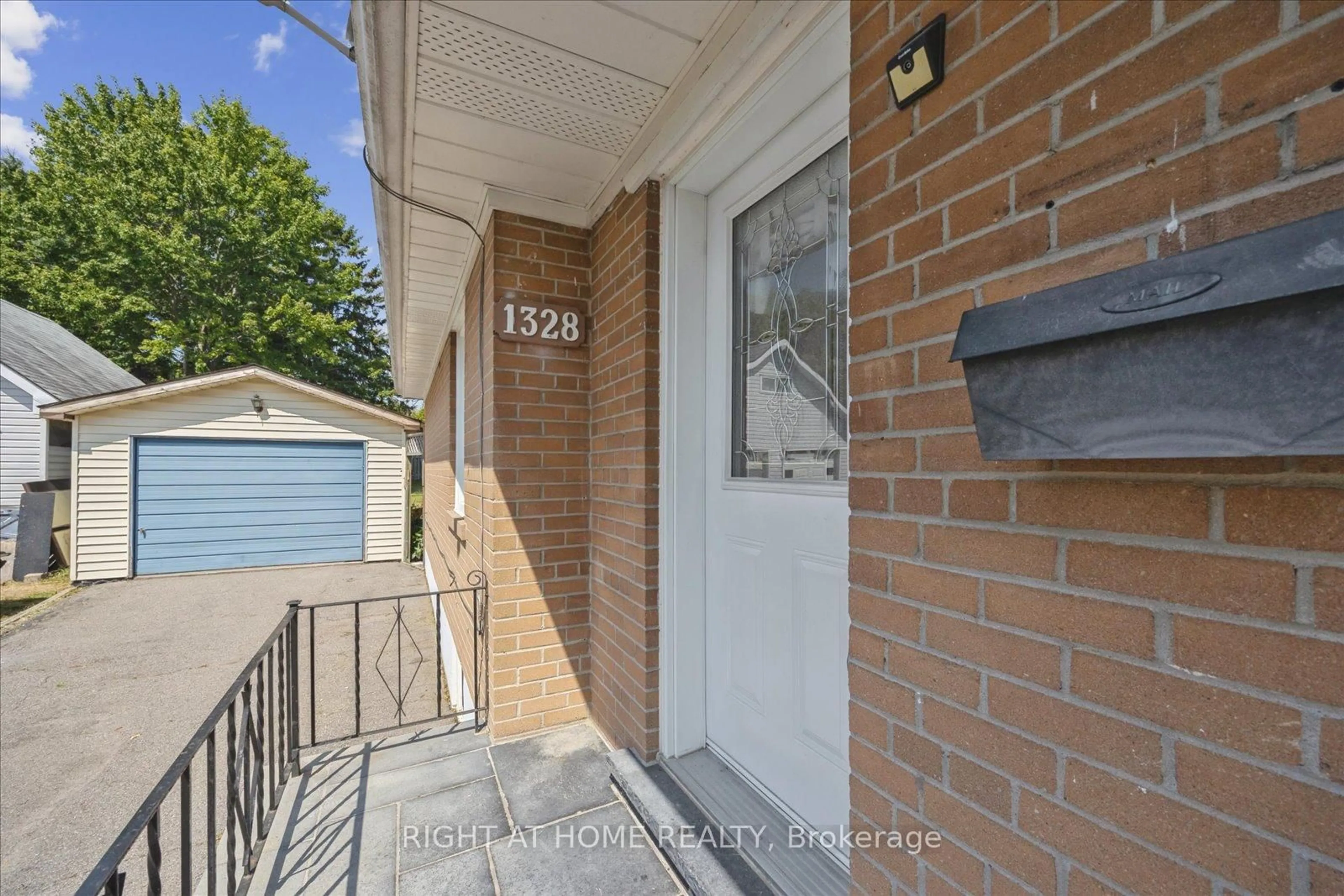 Indoor entryway for 1328 Scugog Ave, Oshawa Ontario L1J 1J7