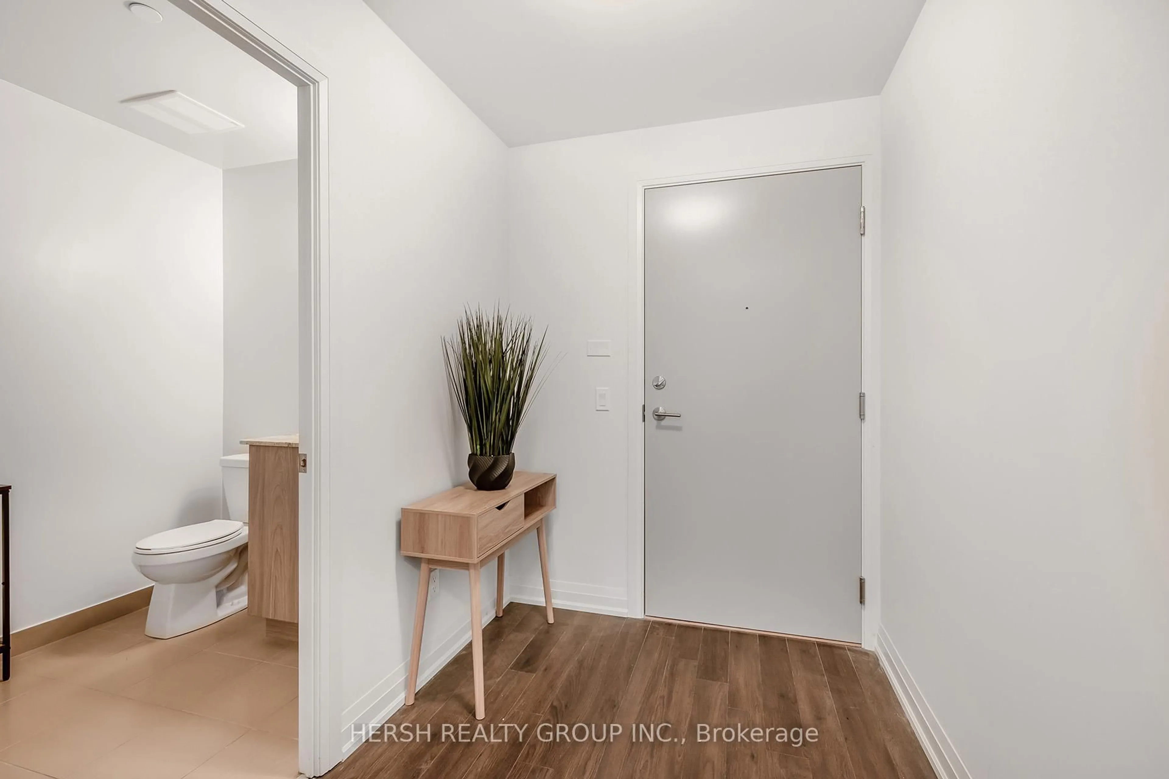 Indoor entryway for 10 Meadowglen Pl #206, Toronto Ontario M1G 0A8