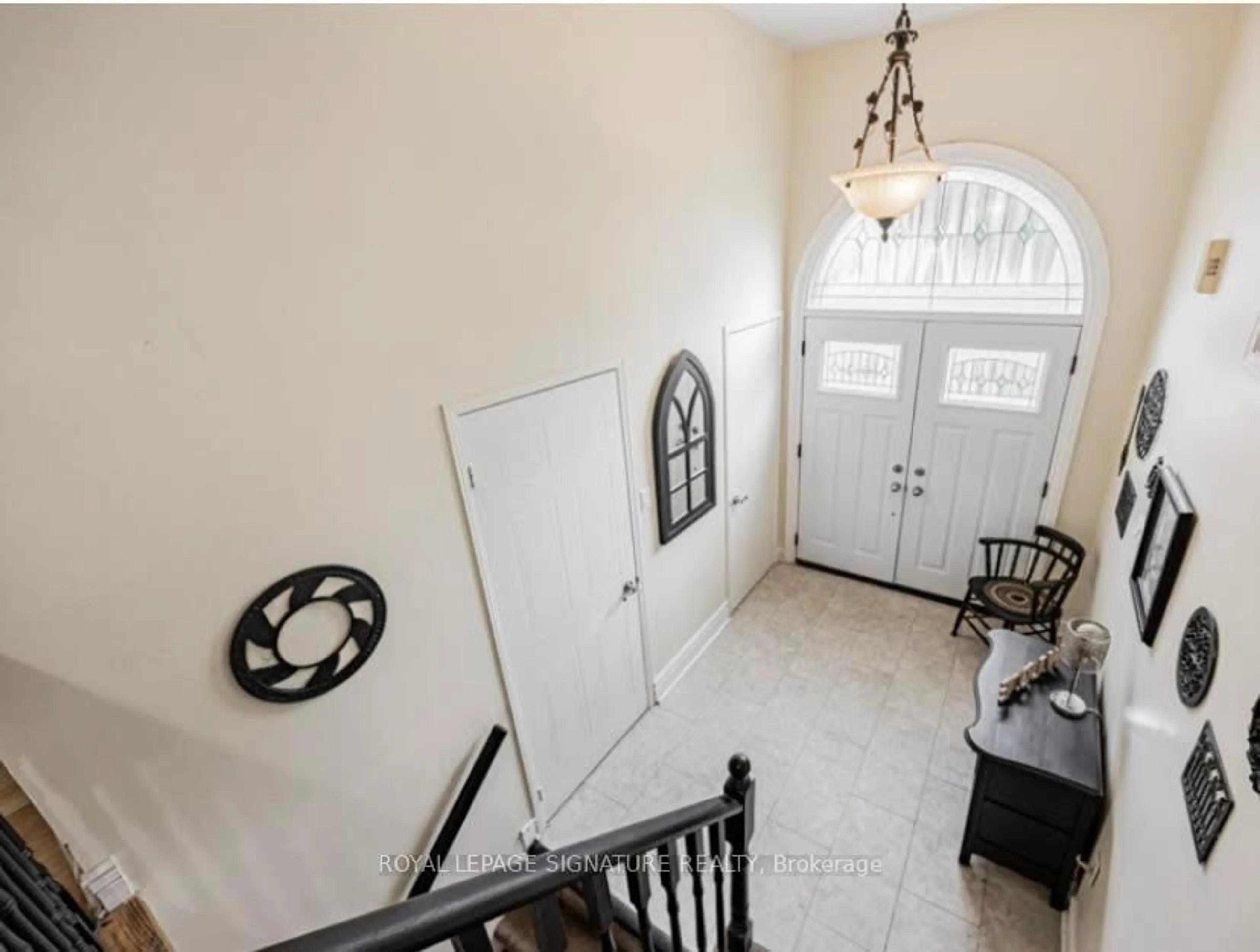 Indoor entryway for 1790 Edenwood Dr, Oshawa Ontario L1G 7Y3
