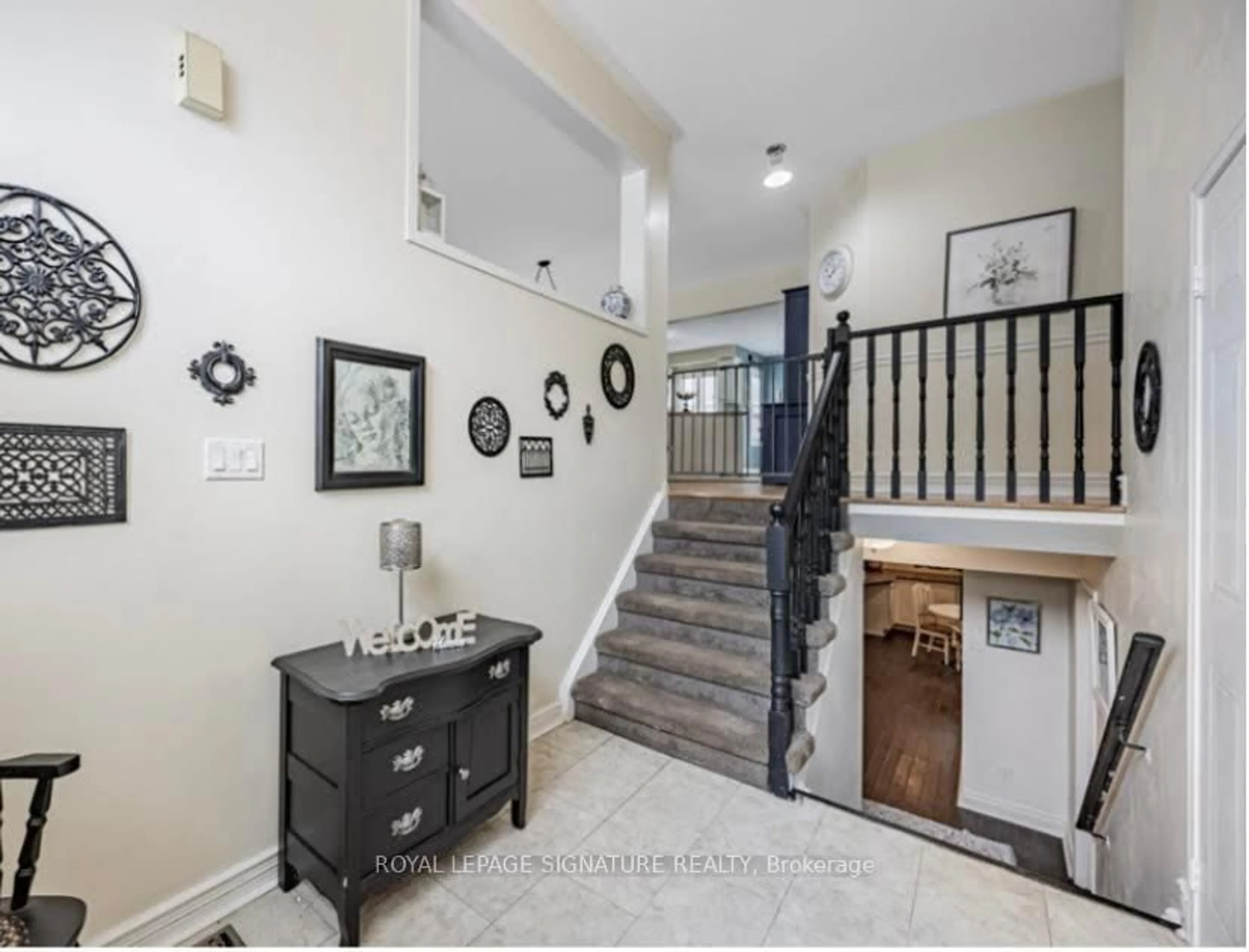 Indoor foyer for 1790 Edenwood Dr, Oshawa Ontario L1G 7Y3