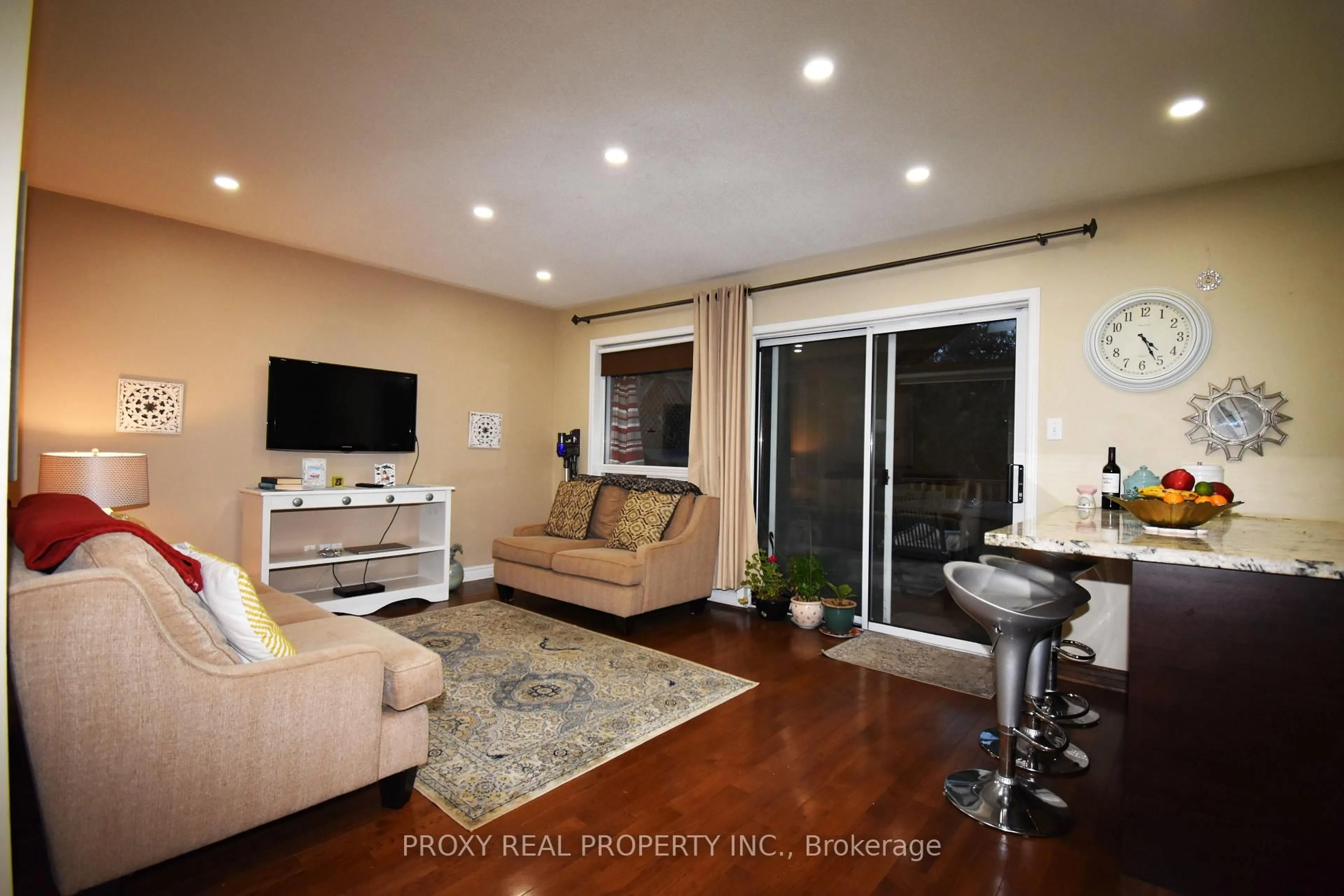 Living room with furniture, unknown for 2360 Clearside Crt, Pickering Ontario L1X 2V1