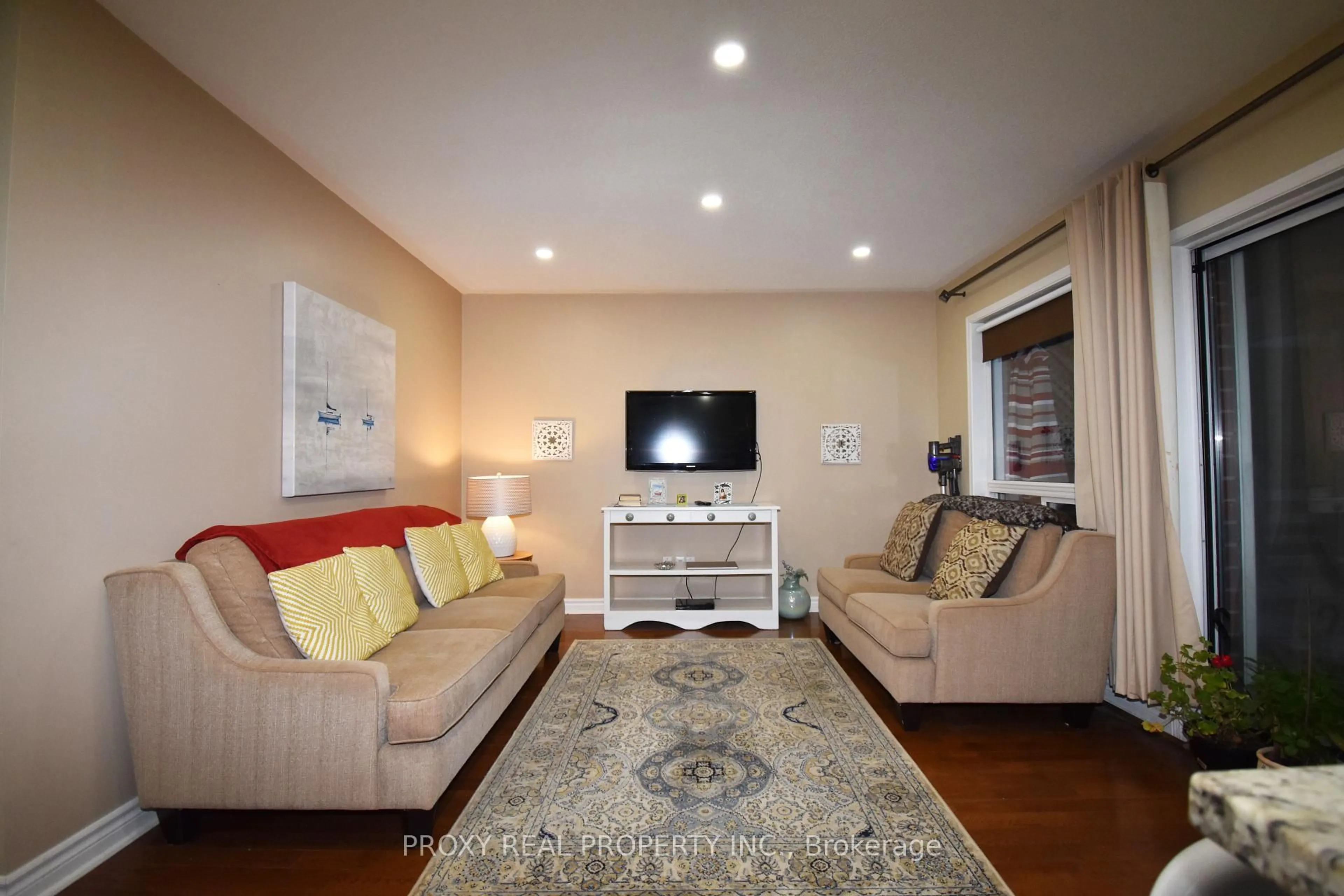 Living room with furniture, unknown for 2360 Clearside Crt, Pickering Ontario L1X 2V1