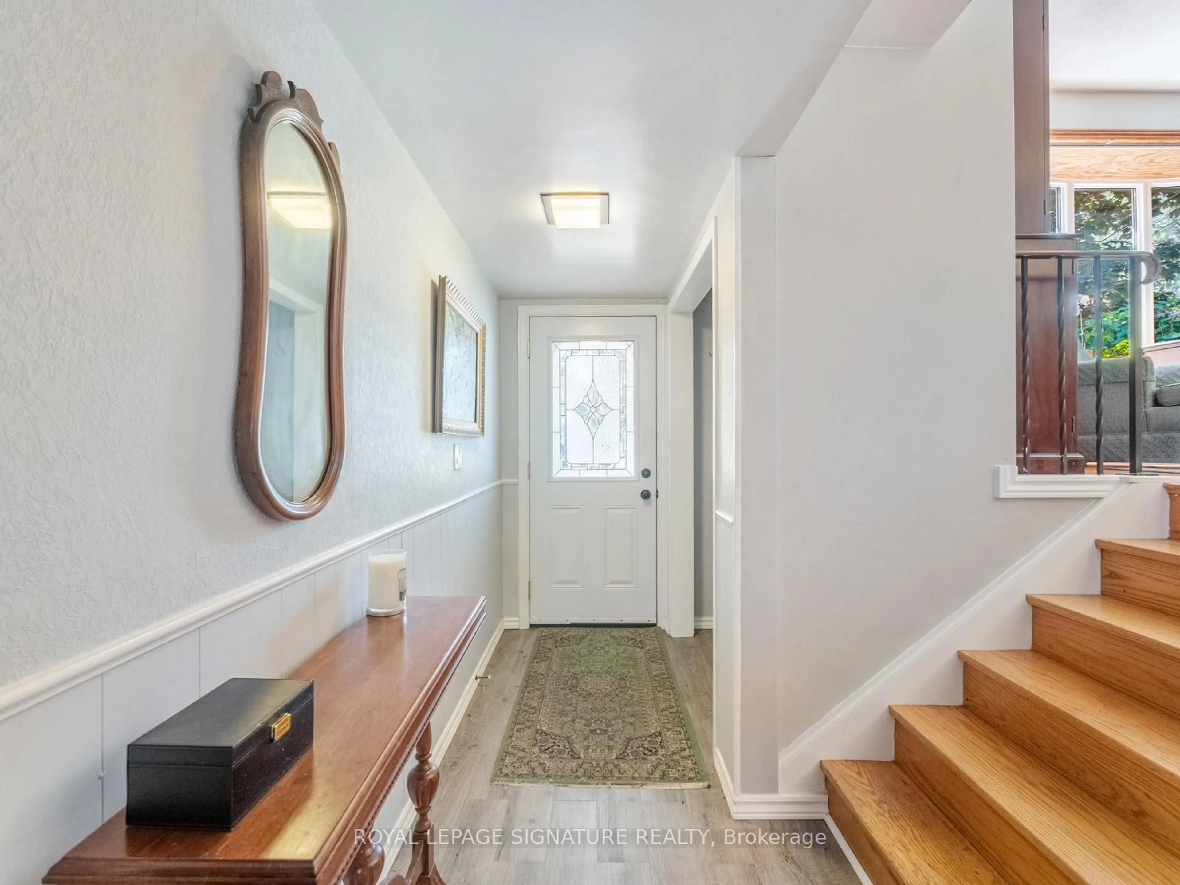 Indoor entryway for 446 Bernhard Cres, Oshawa Ontario L1G 2B8