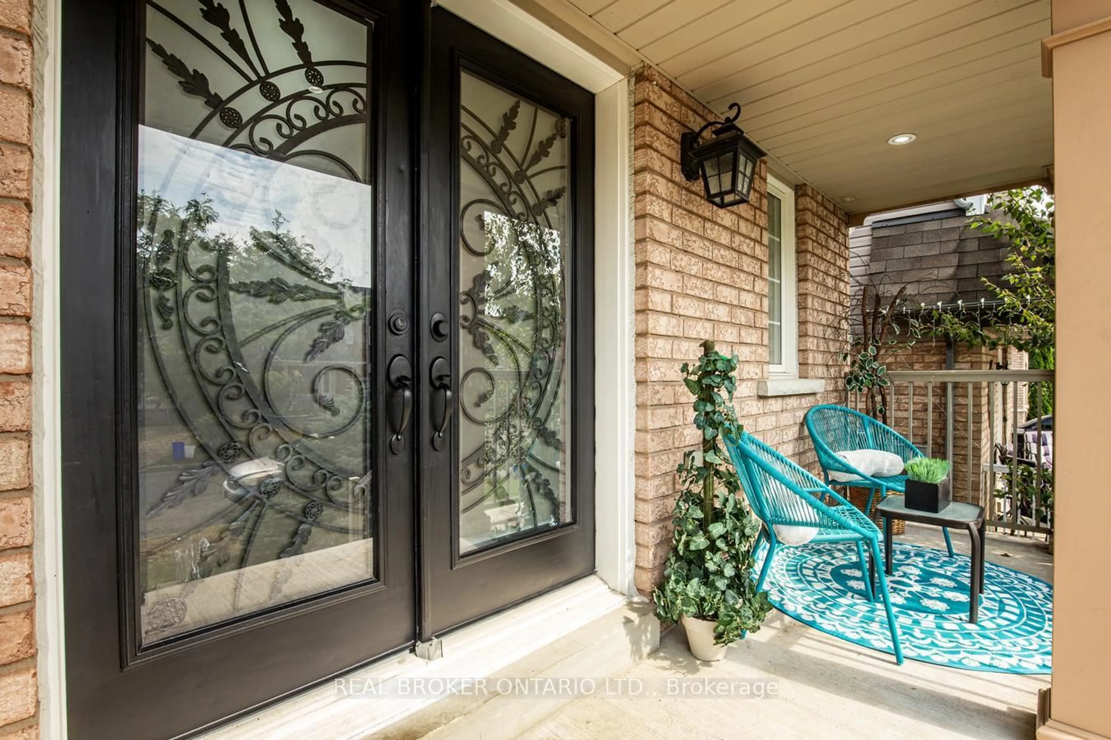 Indoor entryway for 555 Shaftsbury St, Oshawa Ontario L1K 2V8