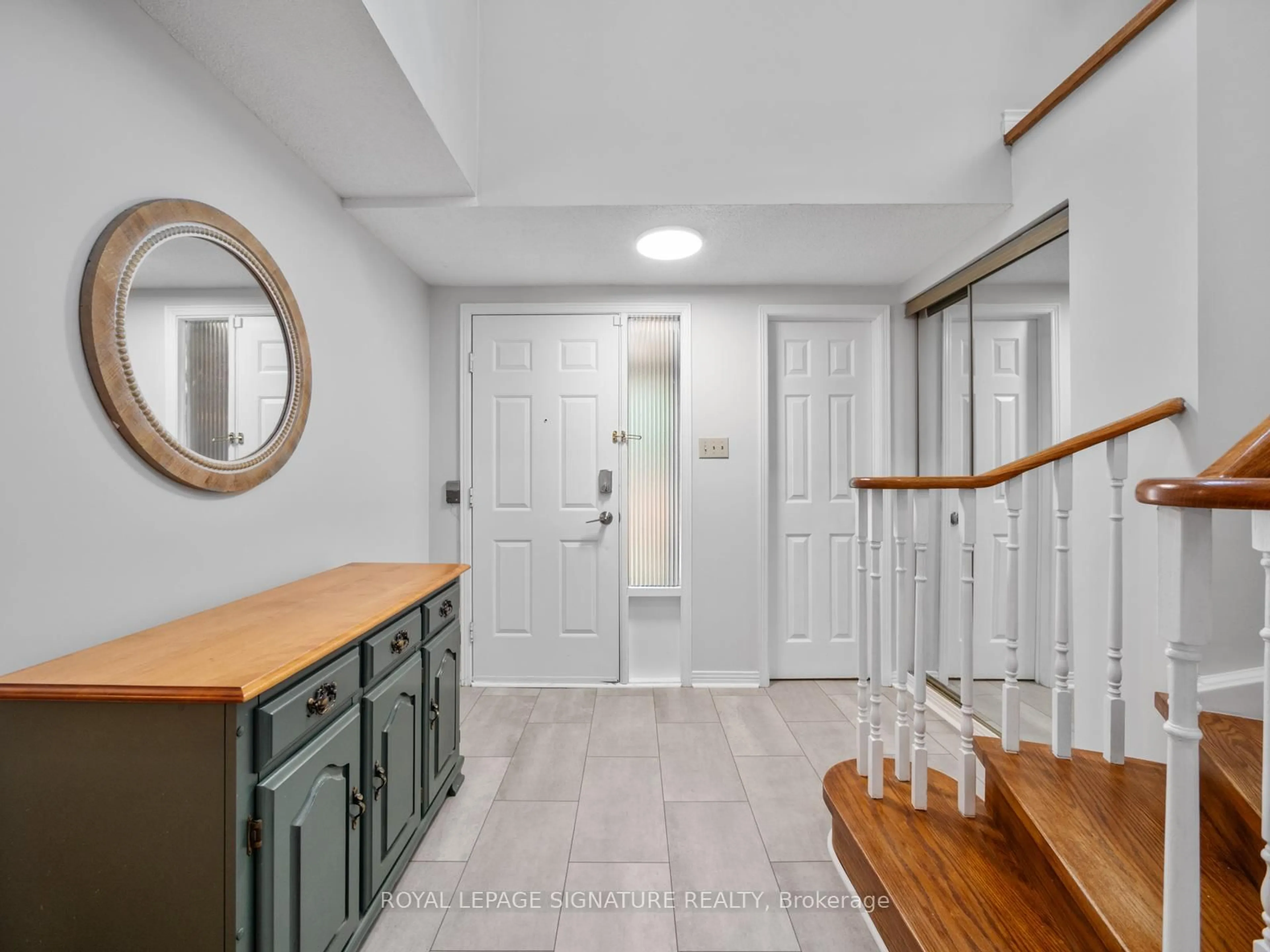 Indoor entryway for 1101 Dunbarton Rd, Pickering Ontario L1V 4E4