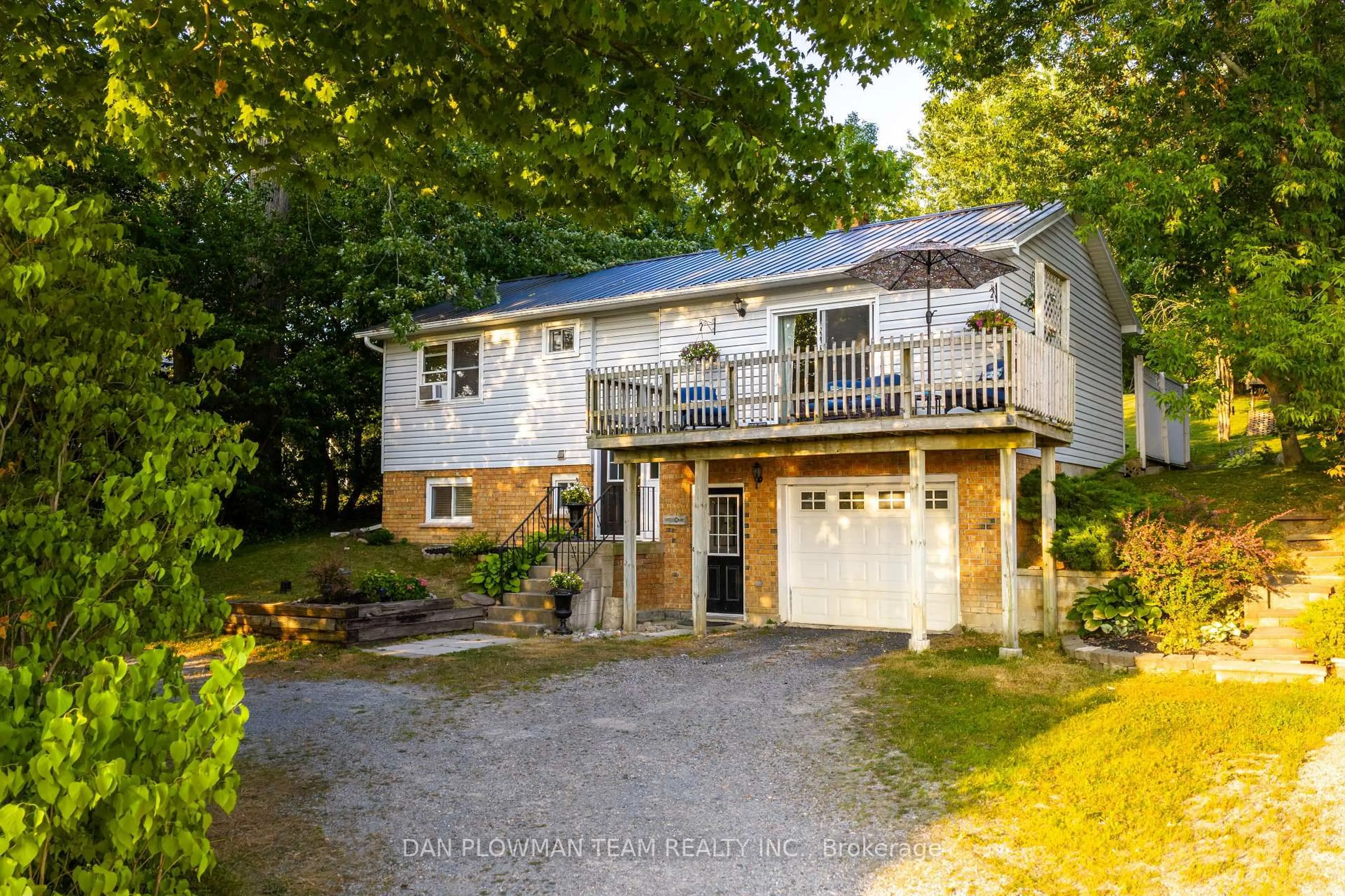 A pic from outside/outdoor area/front of a property/back of a property/a pic from drone, street for 203 Portview Rd, Scugog Ontario L9L 1B4