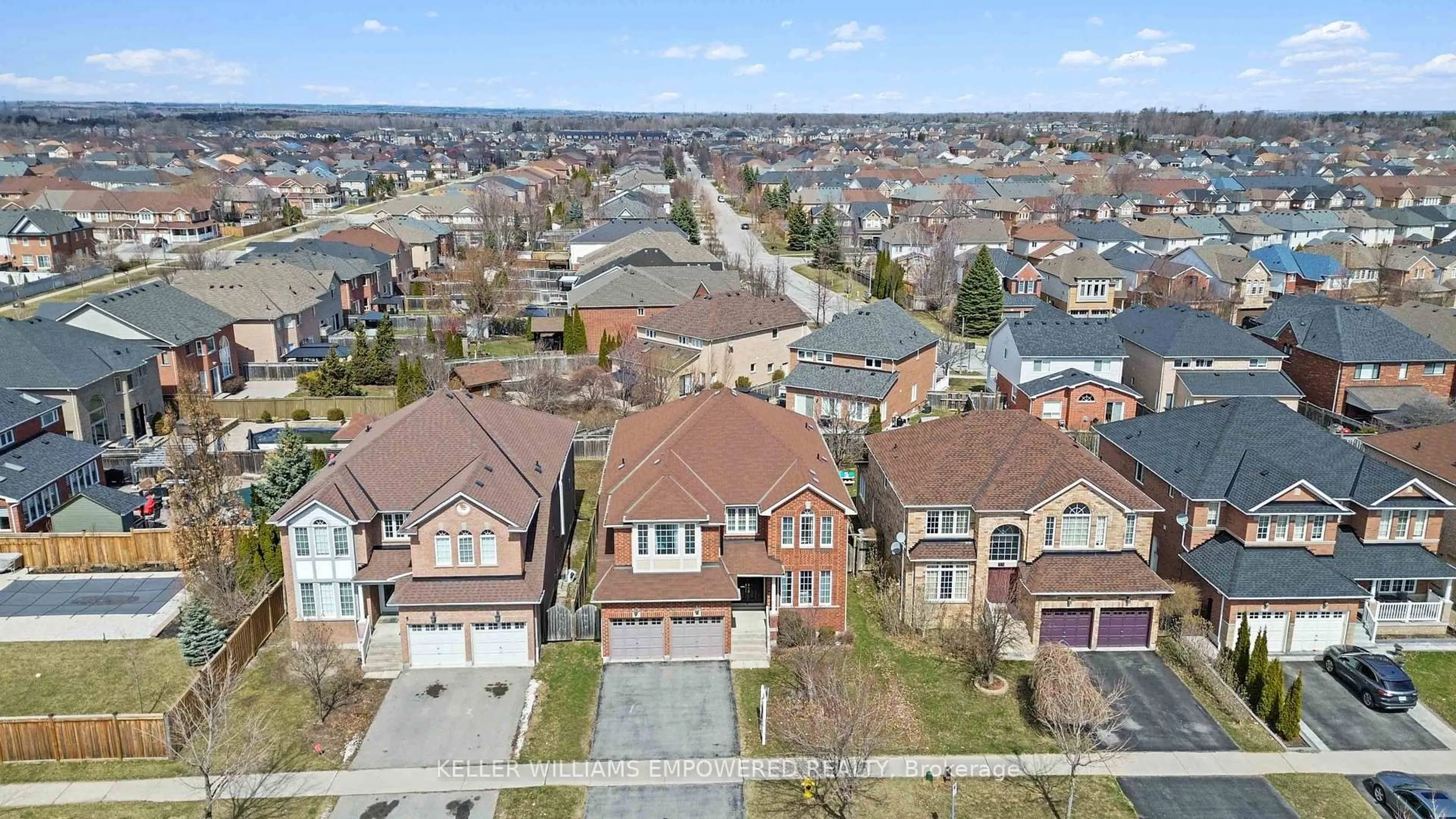A pic from outside/outdoor area/front of a property/back of a property/a pic from drone, street for 74 Twin Streams Rd, Whitby Ontario L1P 0A4