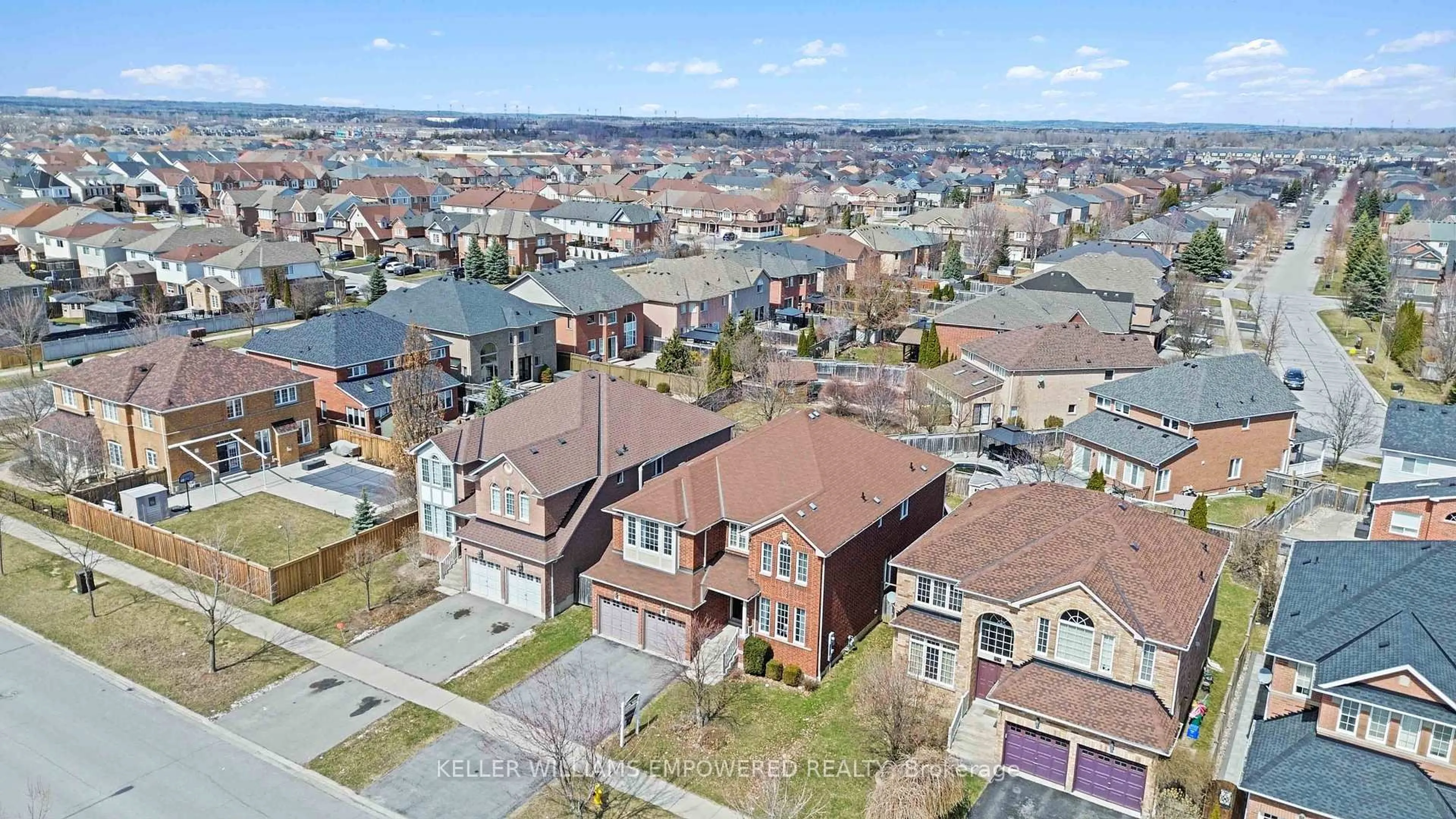 A pic from outside/outdoor area/front of a property/back of a property/a pic from drone, street for 74 Twin Streams Rd, Whitby Ontario L1P 0A4