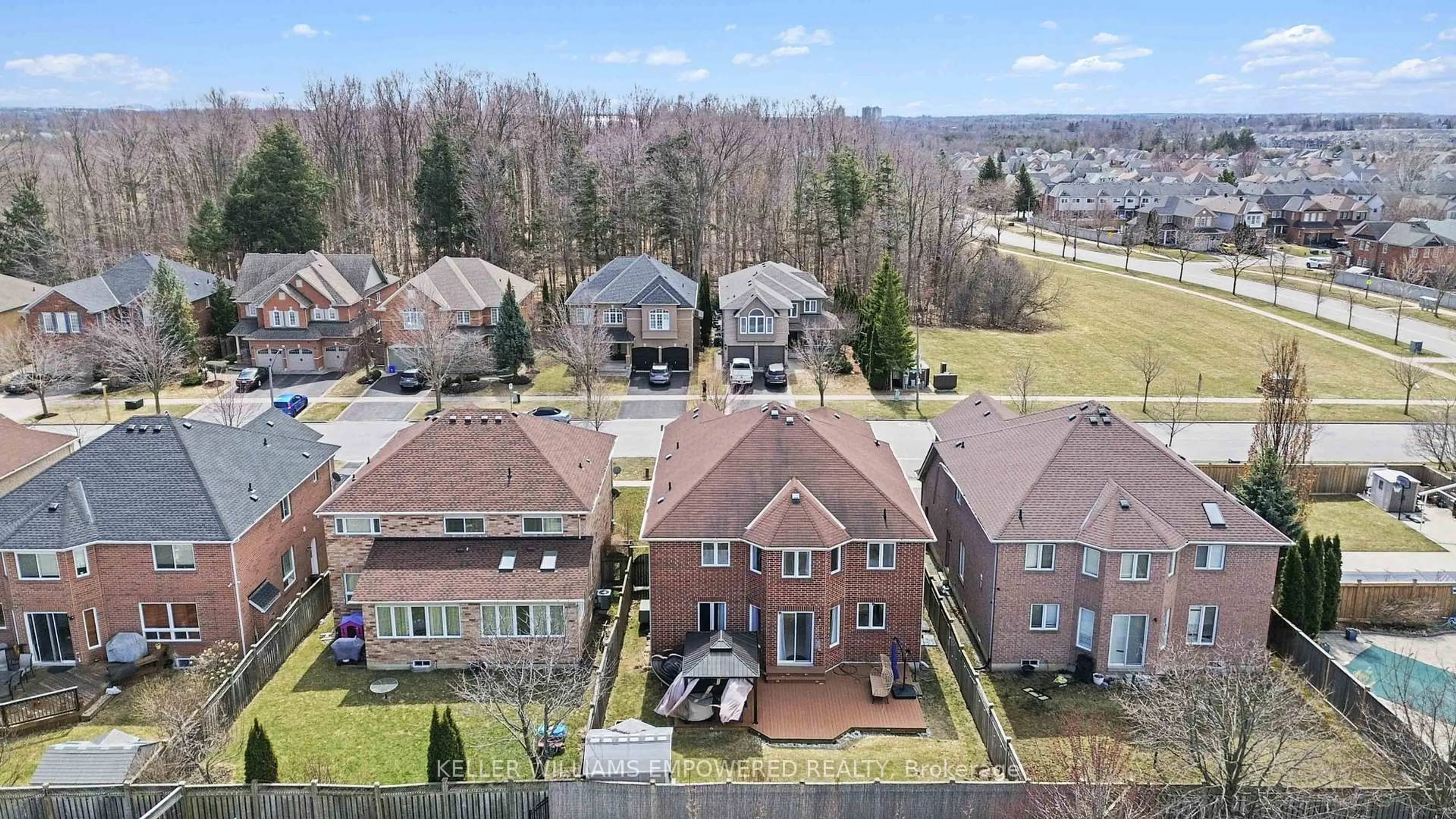 A pic from outside/outdoor area/front of a property/back of a property/a pic from drone, street for 74 Twin Streams Rd, Whitby Ontario L1P 0A4