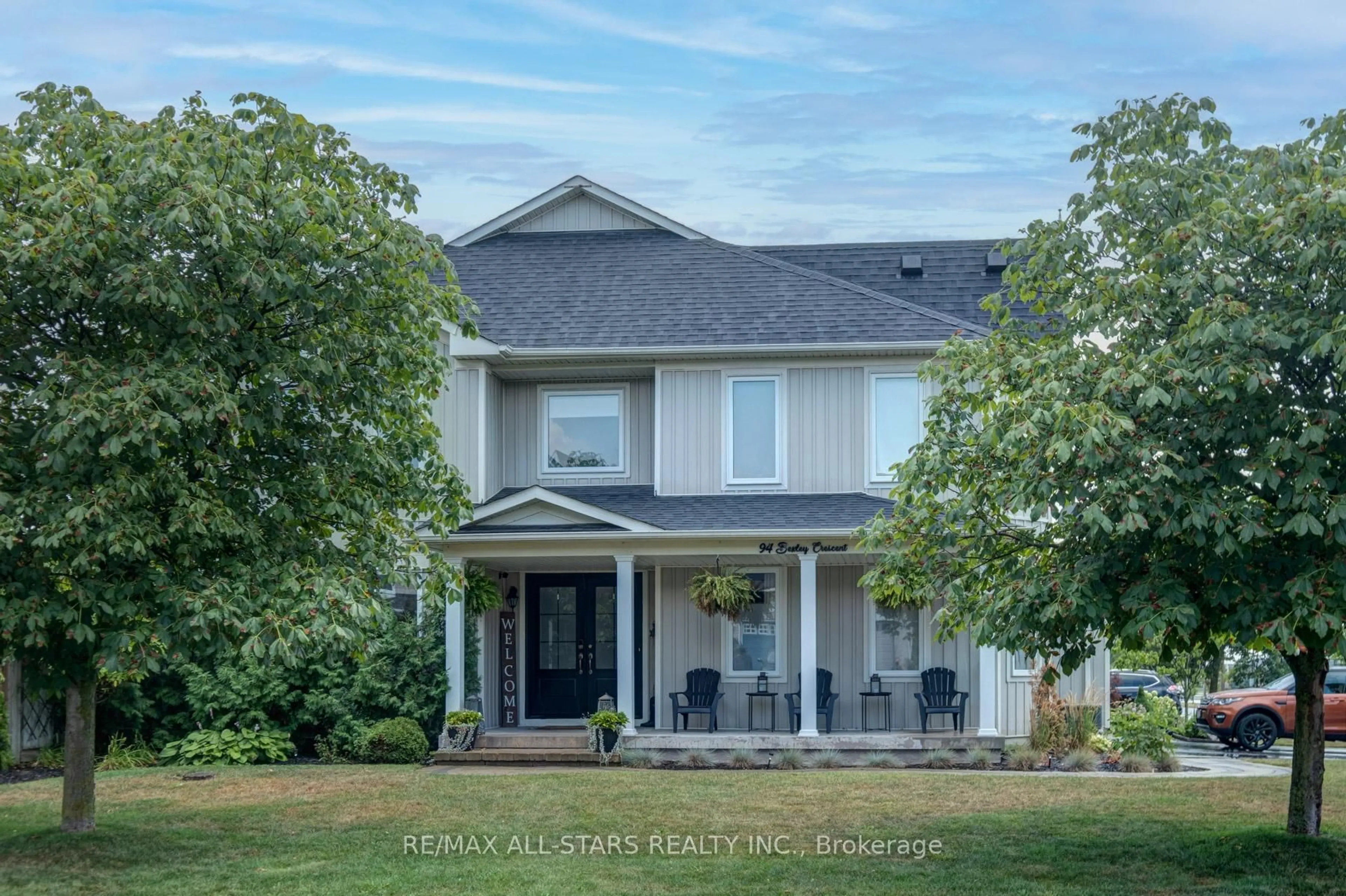 A pic from outside/outdoor area/front of a property/back of a property/a pic from drone, unknown for 94 Bexley Cres, Whitby Ontario L1M 2C6