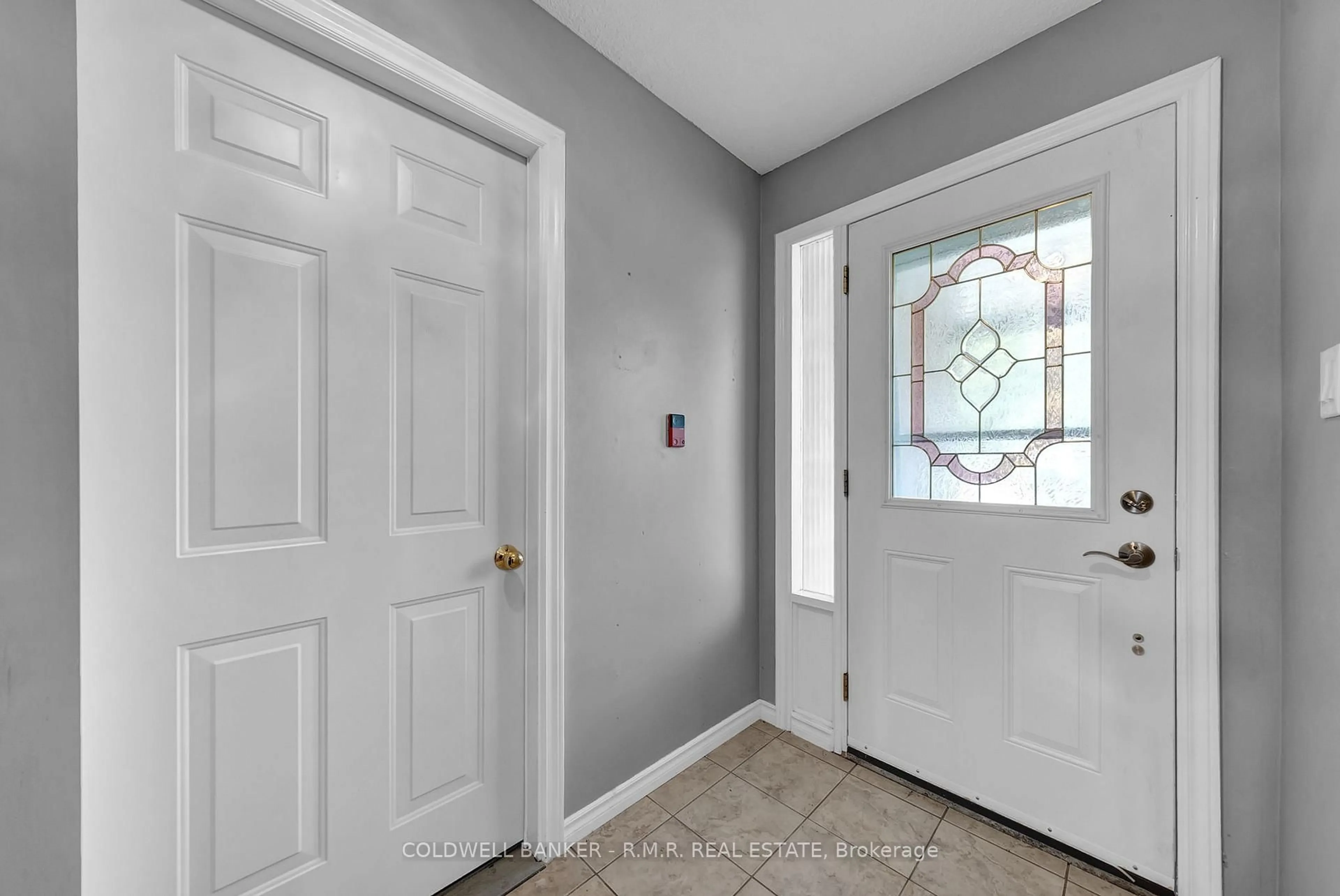 Indoor entryway for 431 Grange Crt, Oshawa Ontario L1G 7J1