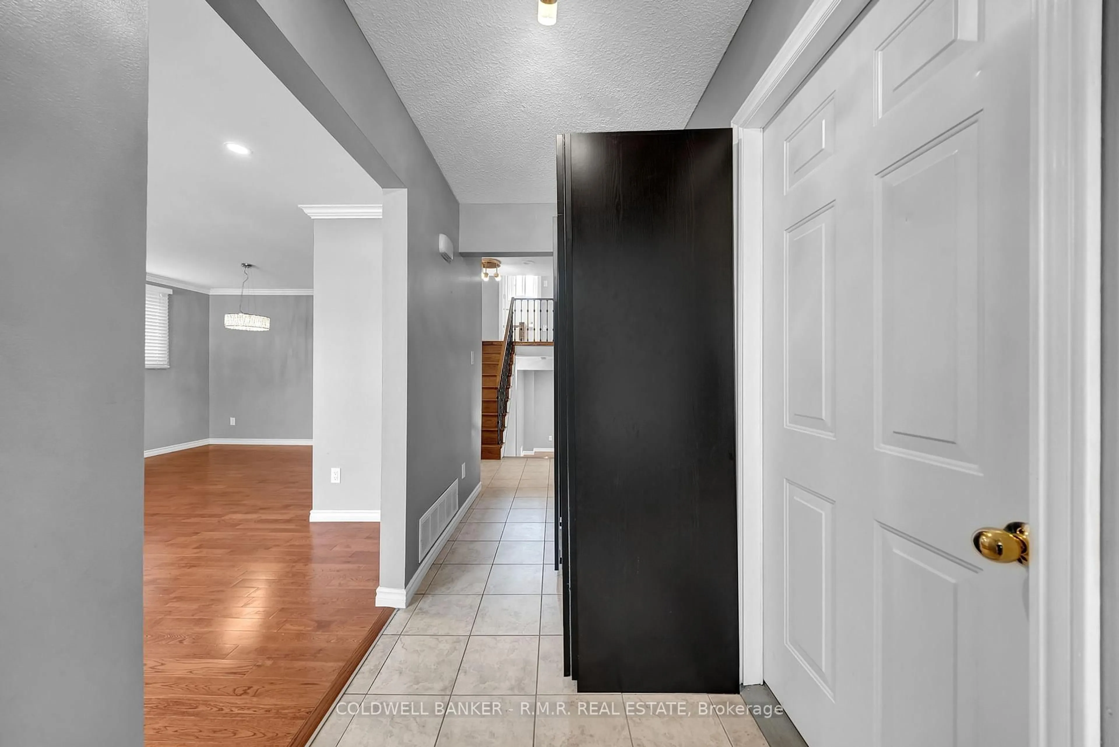 Indoor entryway for 431 Grange Crt, Oshawa Ontario L1G 7J1