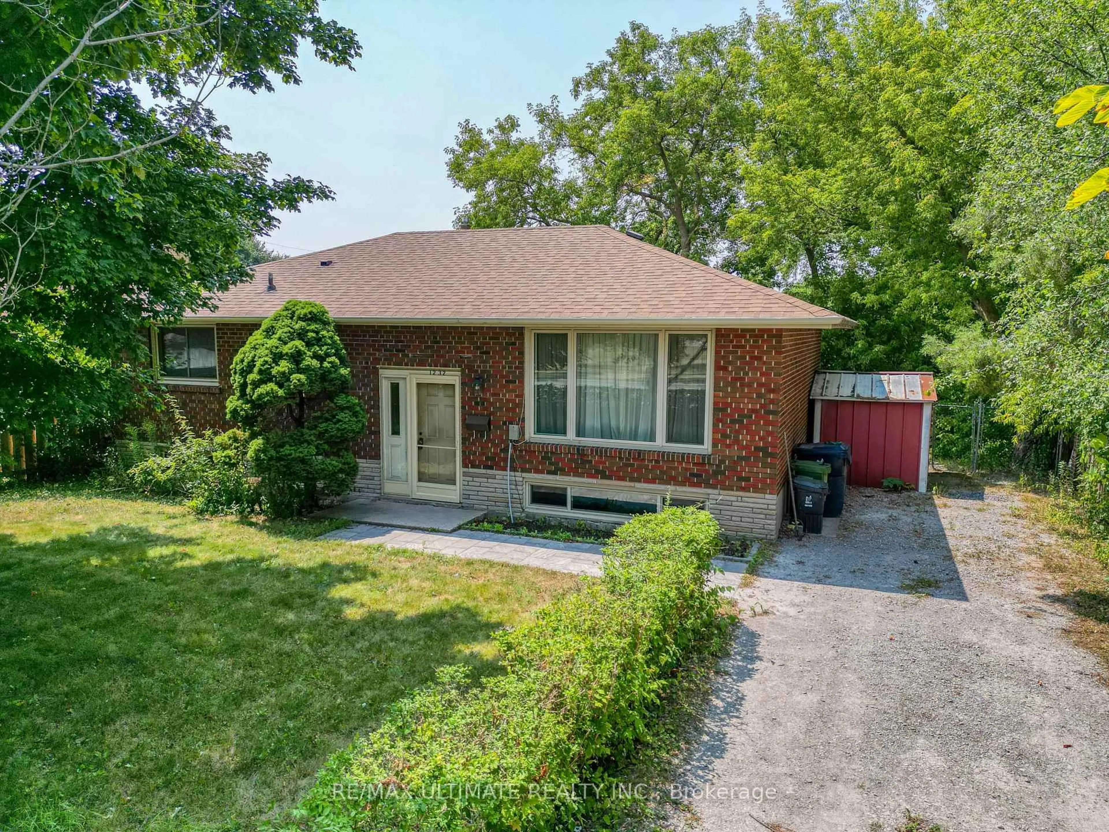 A pic from outside/outdoor area/front of a property/back of a property/a pic from drone, street for 1232 Brimley Rd, Toronto Ontario M1P 3G6