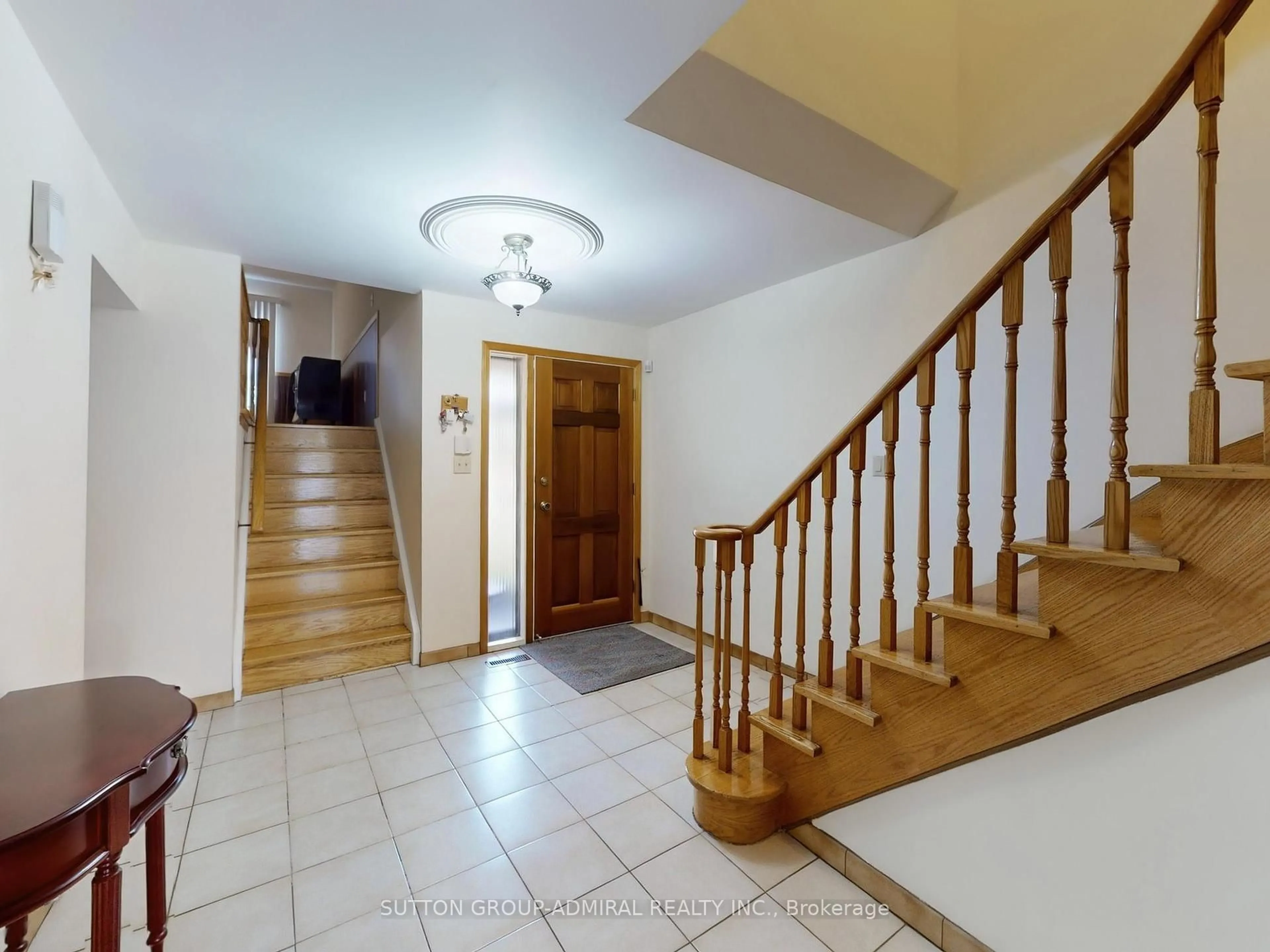 Indoor foyer for 88 Burnt Bark Dr, Toronto Ontario M1V 3J8
