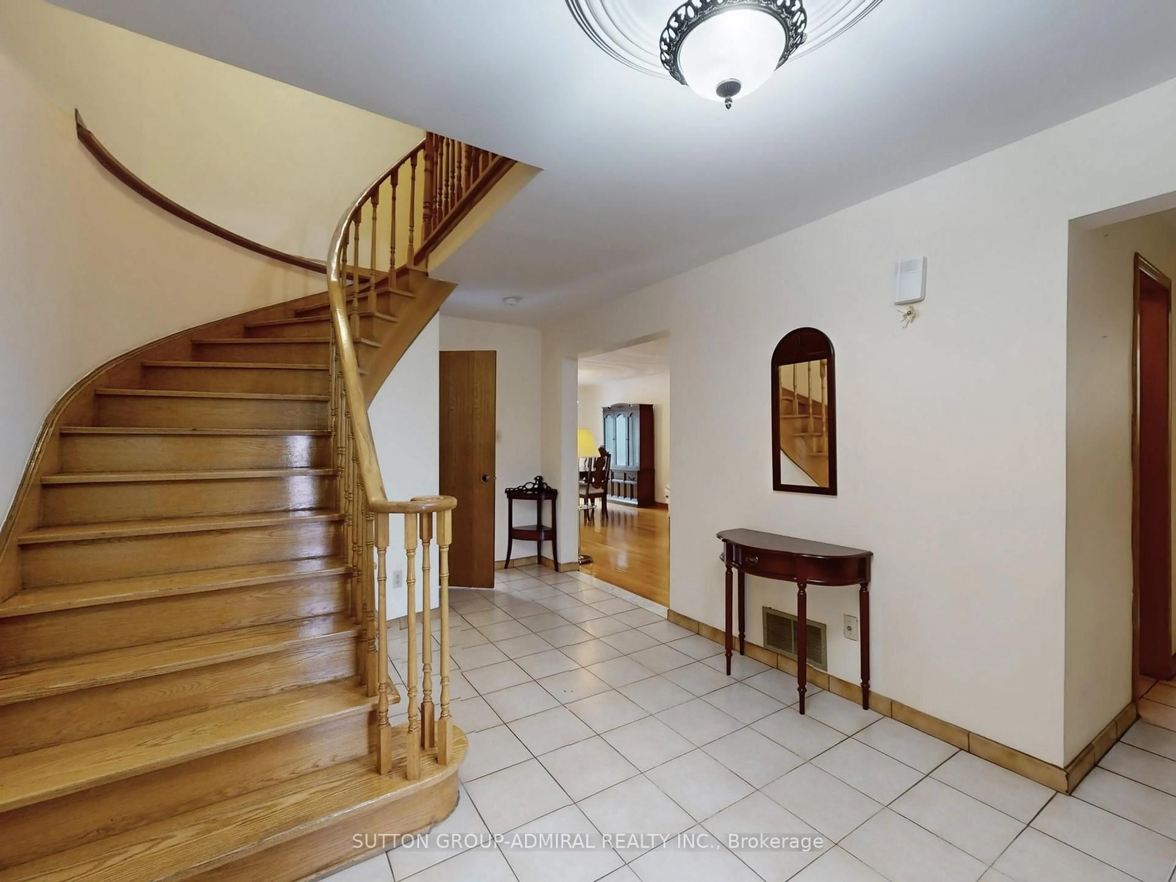 Indoor foyer for 88 Burnt Bark Dr, Toronto Ontario M1V 3J8