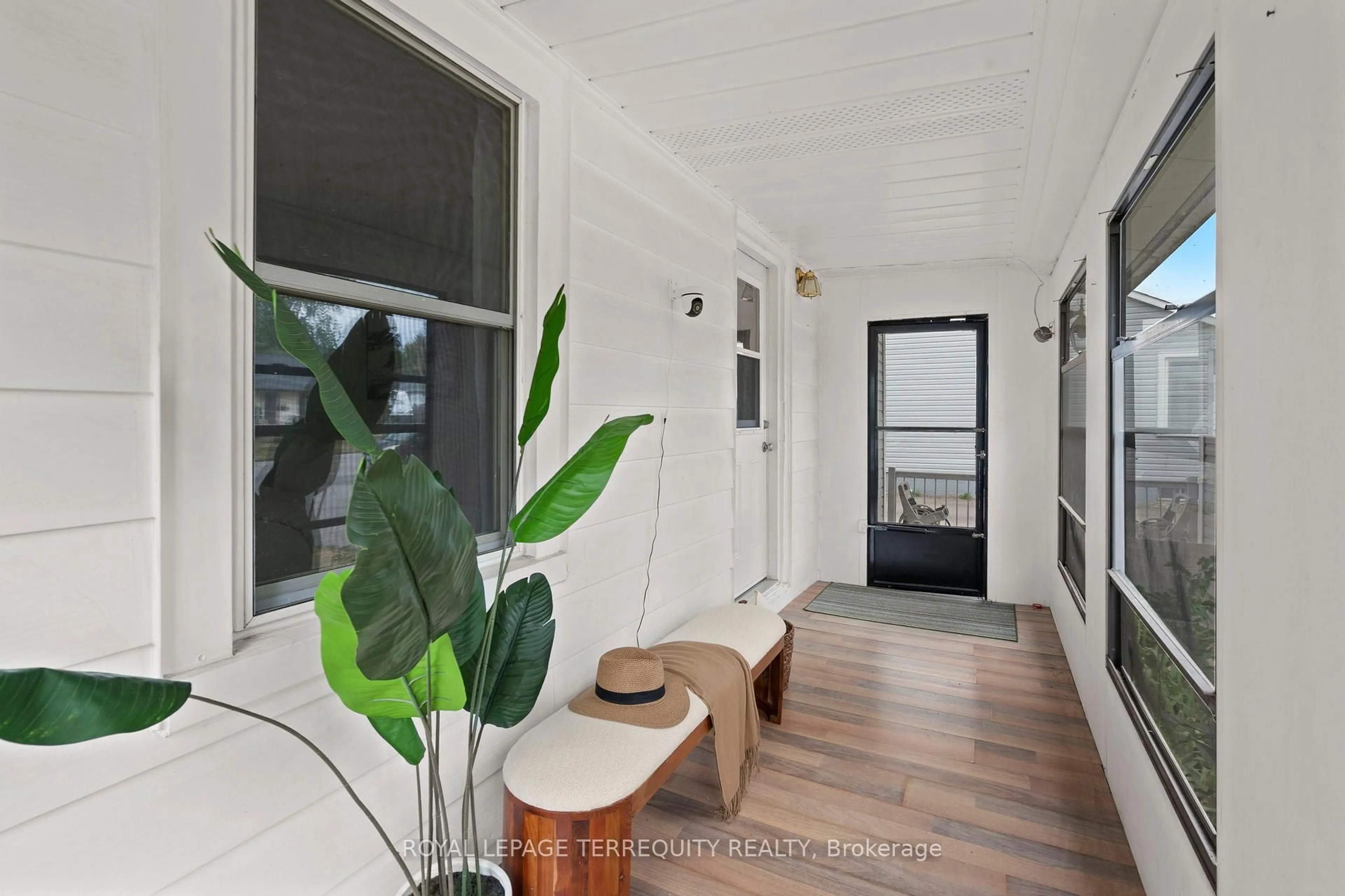 Indoor entryway for 2 Beatty Rd, Ajax Ontario L1S 1Y3