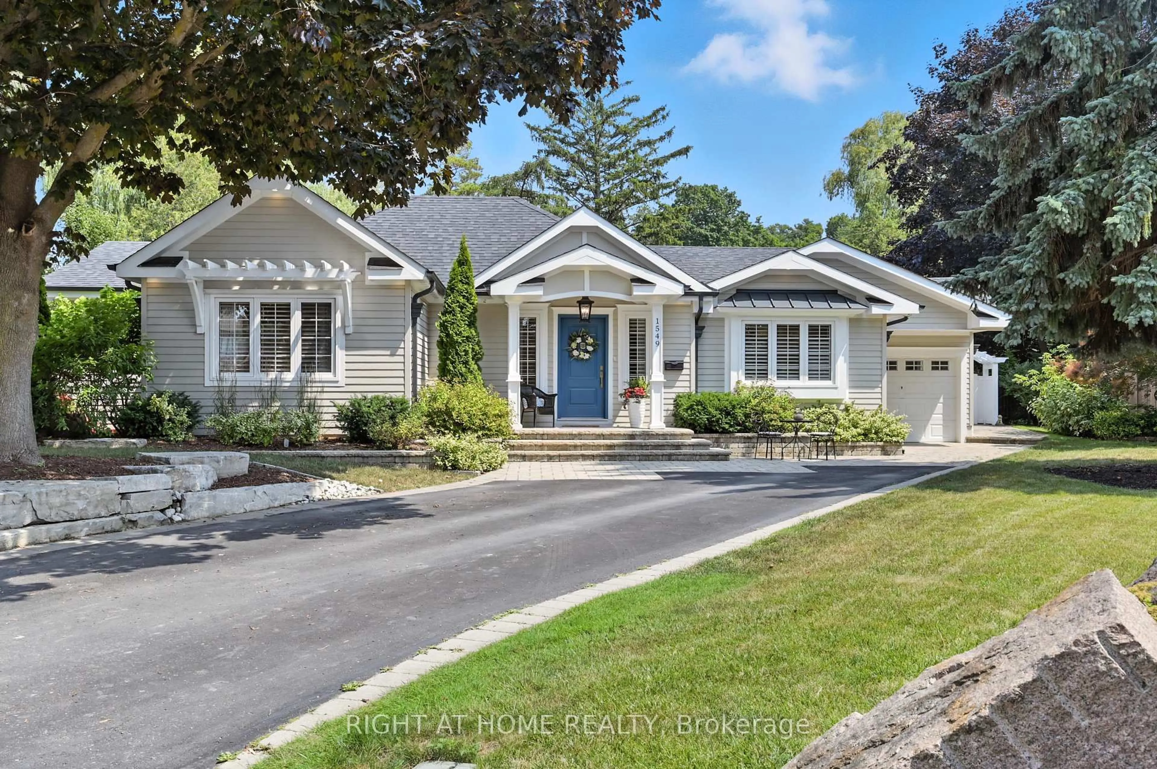 Home with vinyl exterior material, street for 1549 Willowside Crt, Pickering Ontario L1W 3P5