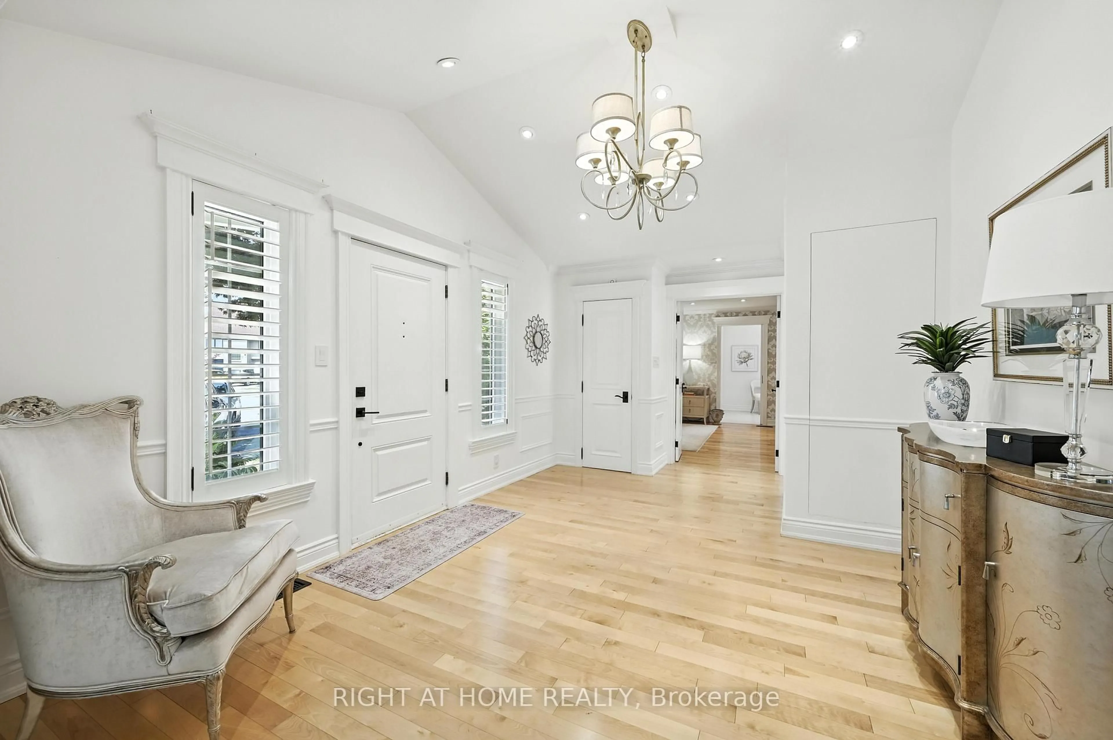 Indoor entryway for 1549 Willowside Crt, Pickering Ontario L1W 3P5