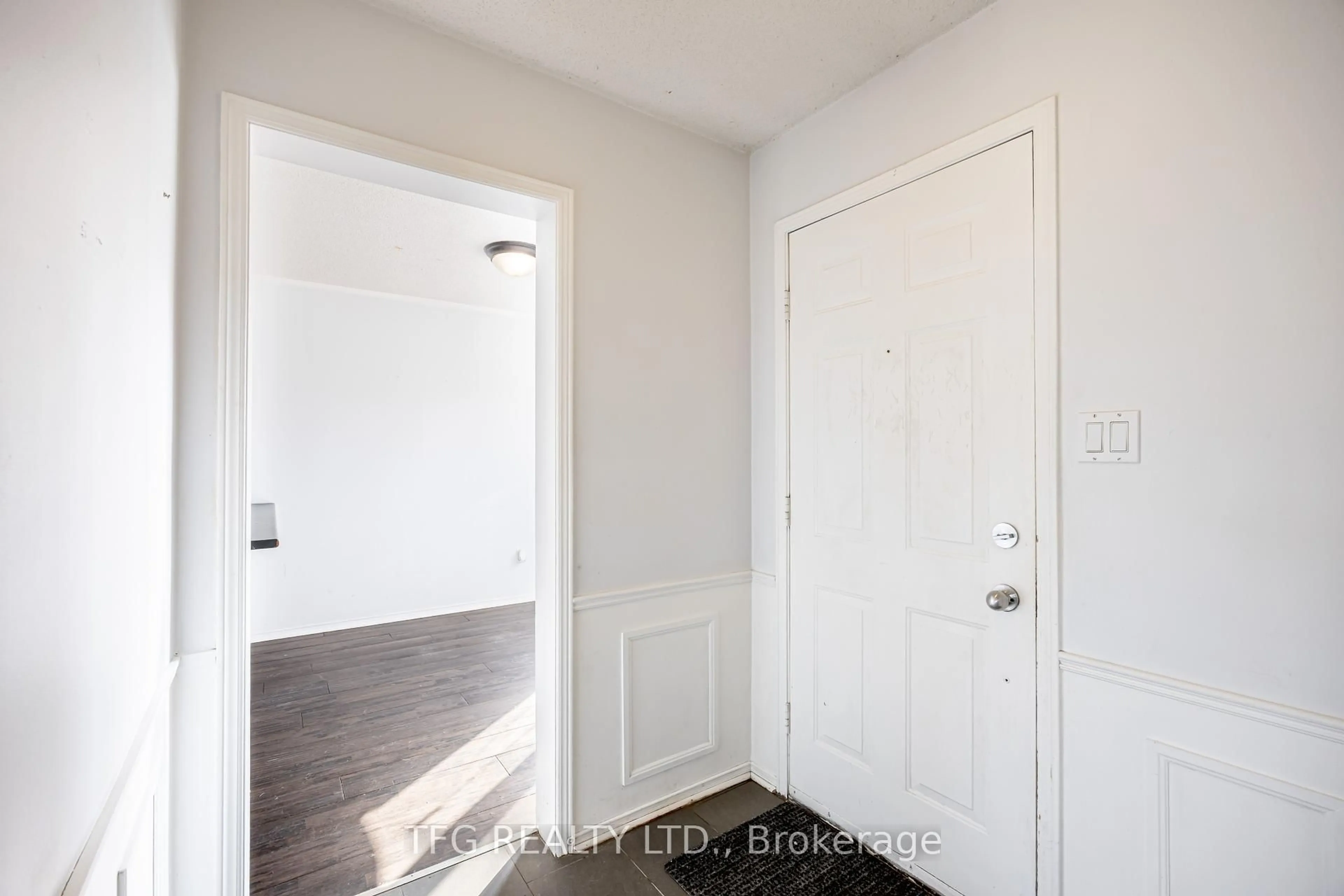Indoor entryway for 1475 Major Oaks Rd, Pickering Ontario L1X 2N6