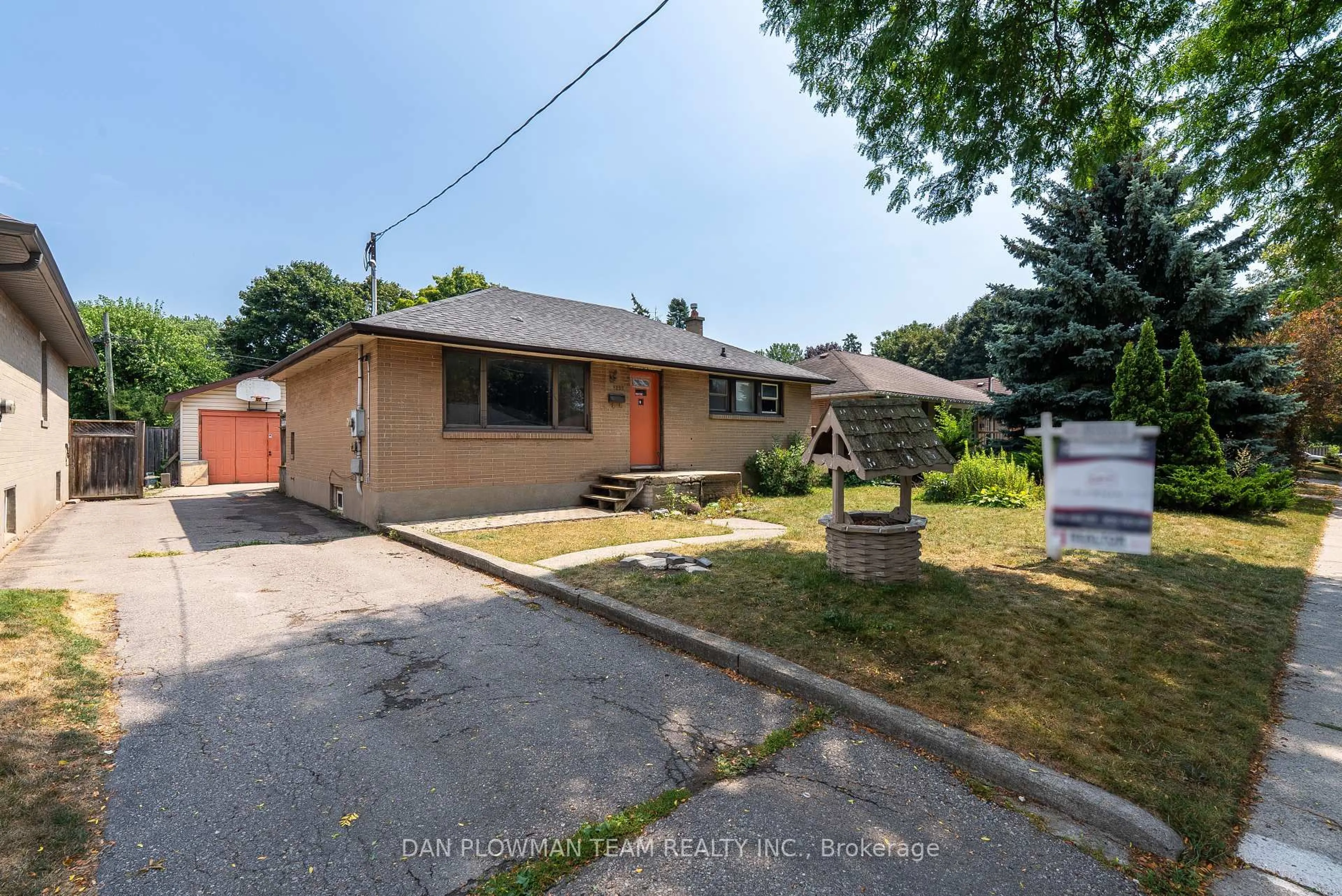 A pic from outside/outdoor area/front of a property/back of a property/a pic from drone, street for 299 Windsor St, Oshawa Ontario L1H 6G5