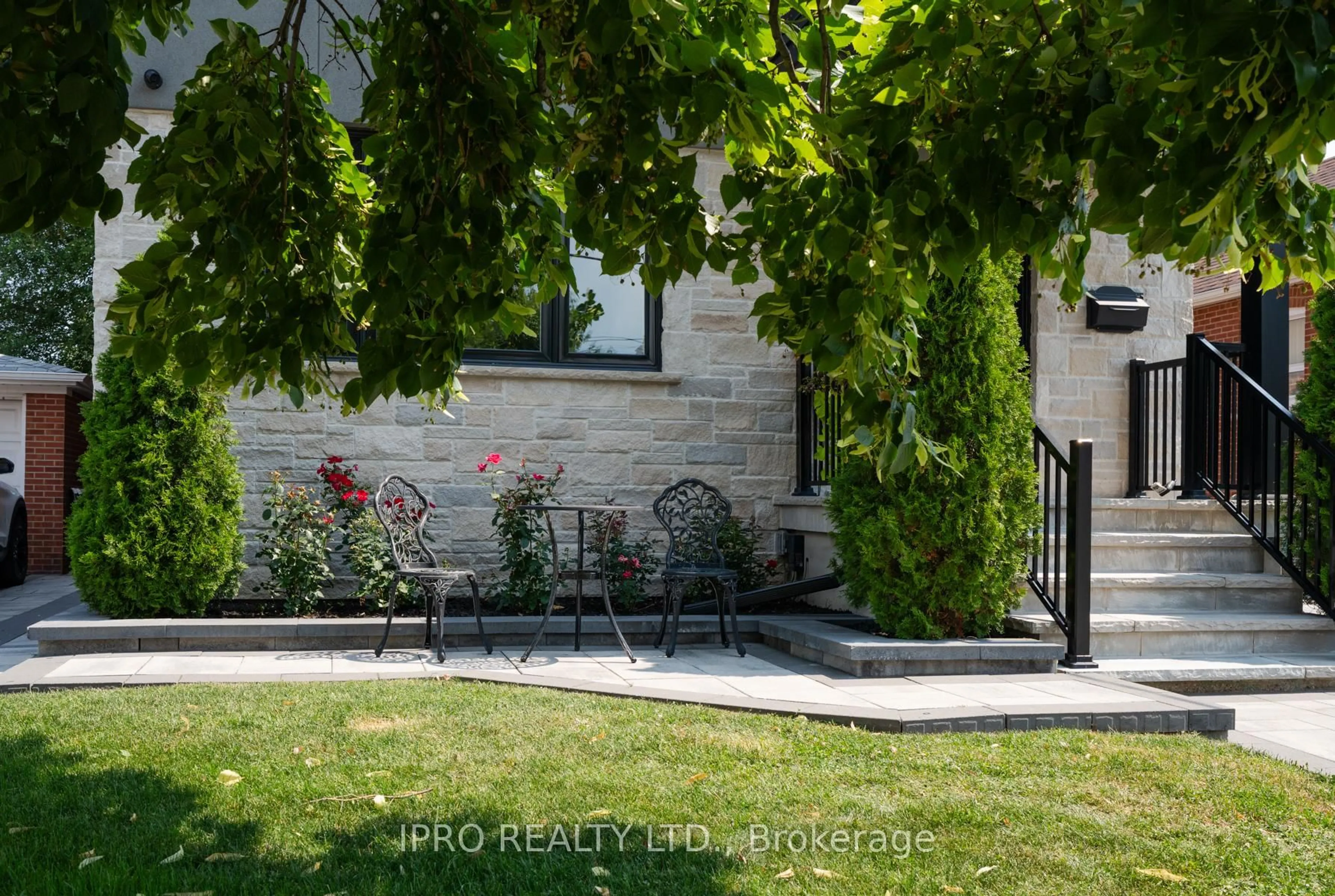 Patio, street for 25 Elmont Dr, Toronto Ontario M4B 2M2