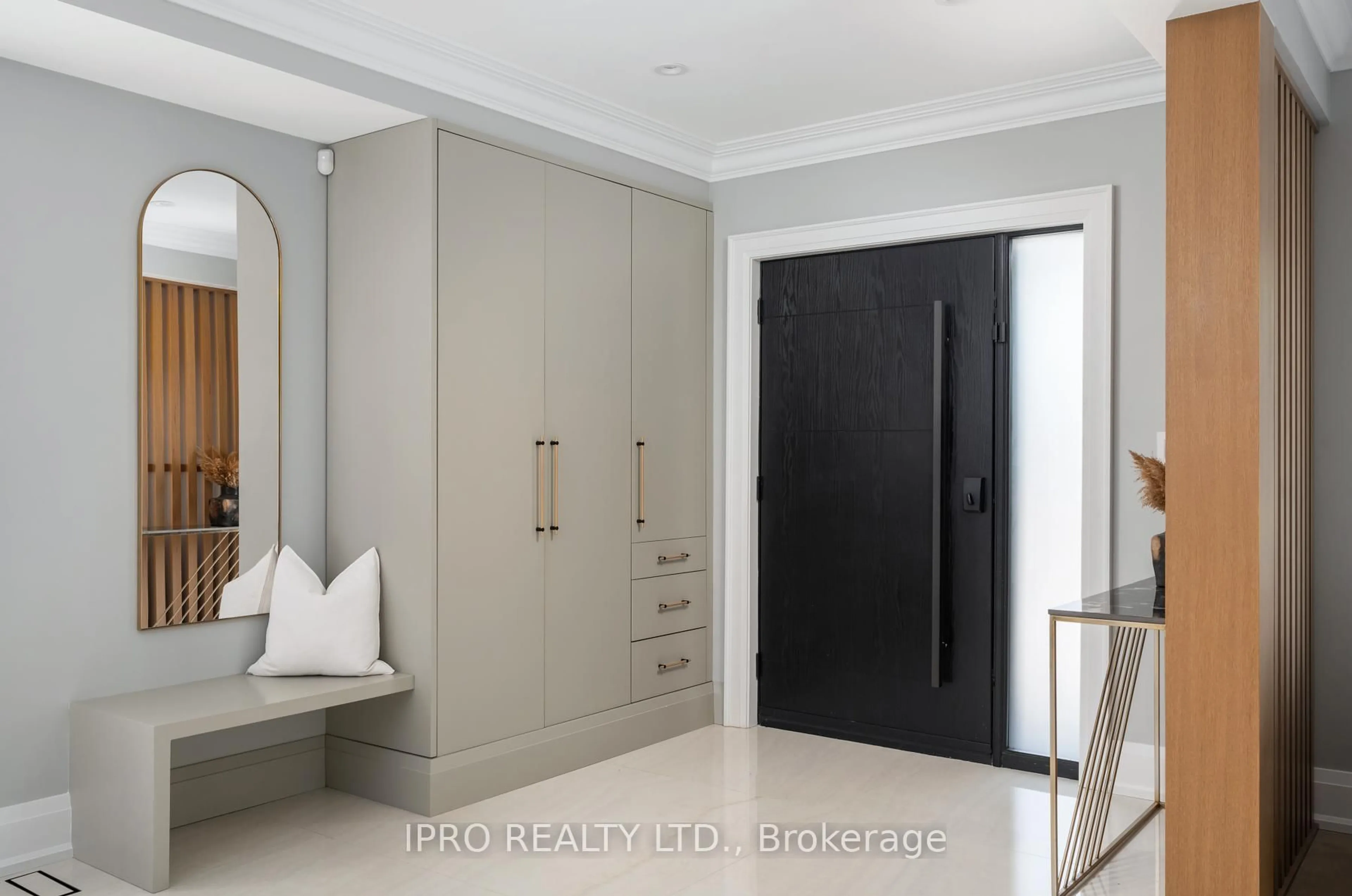 Indoor entryway for 25 Elmont Dr, Toronto Ontario M4B 2M2