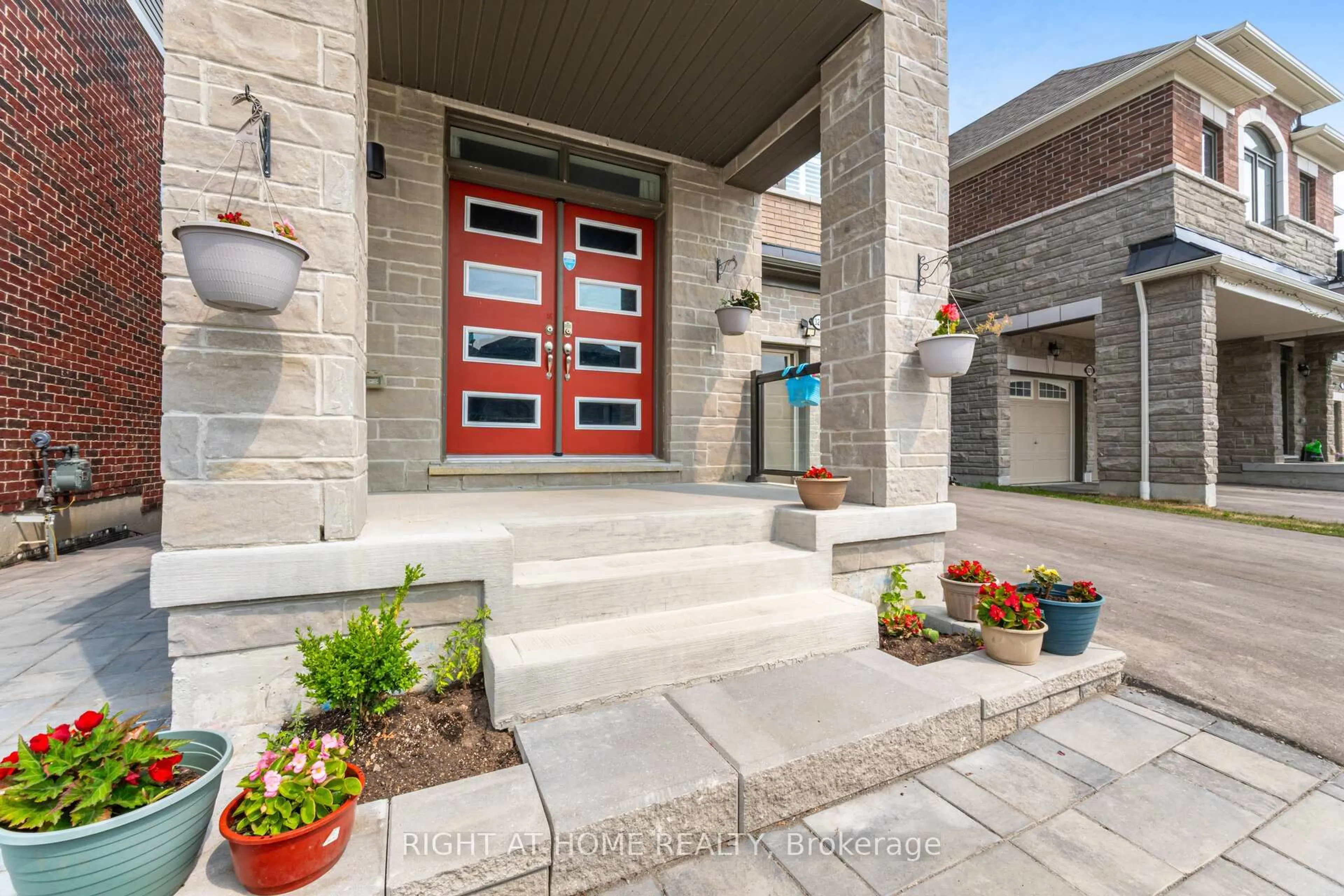 Indoor entryway for 3281 Turnstone Blvd, Pickering Ontario L1X 0M9