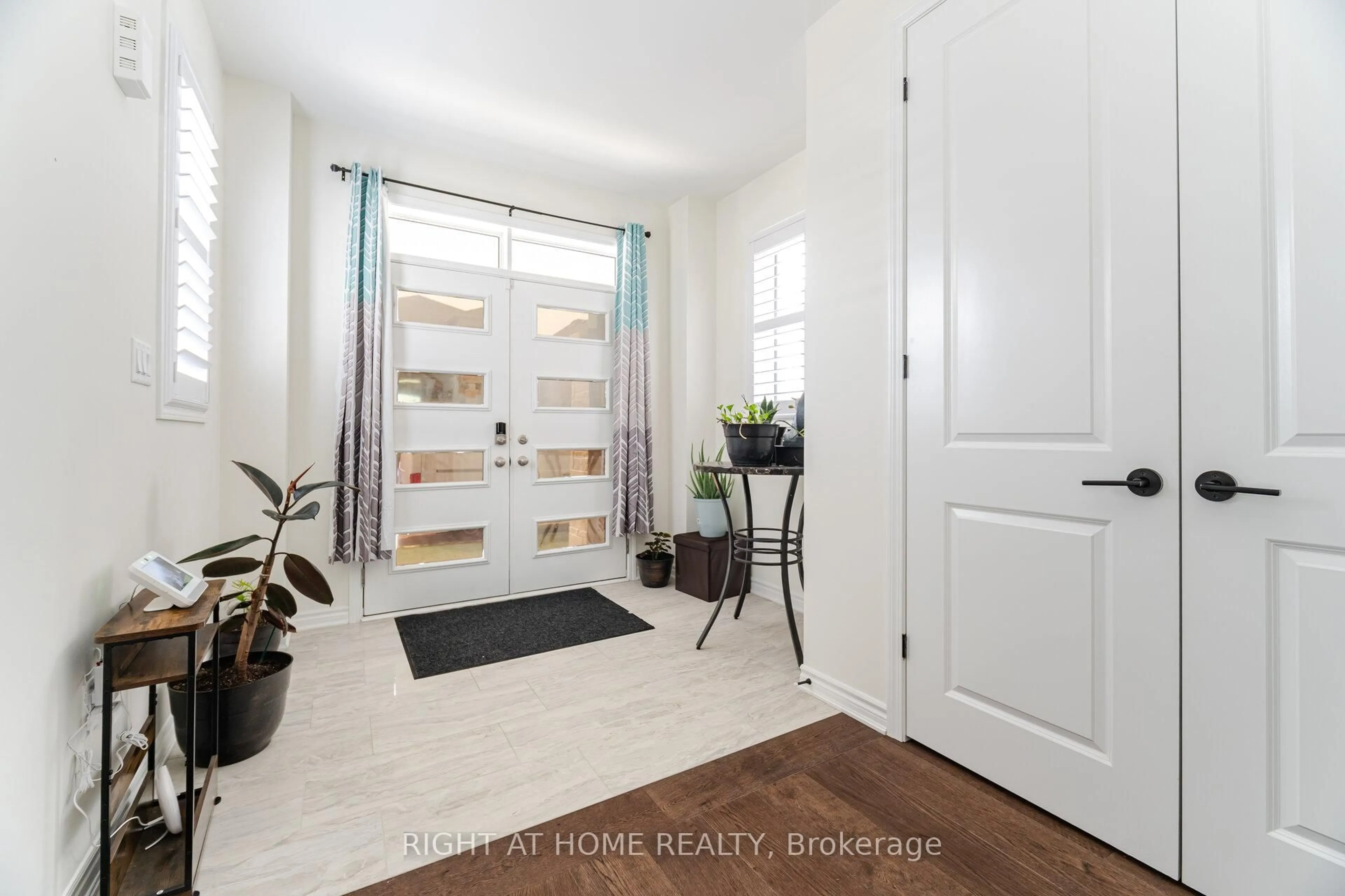Indoor entryway for 3281 Turnstone Blvd, Pickering Ontario L1X 0M9