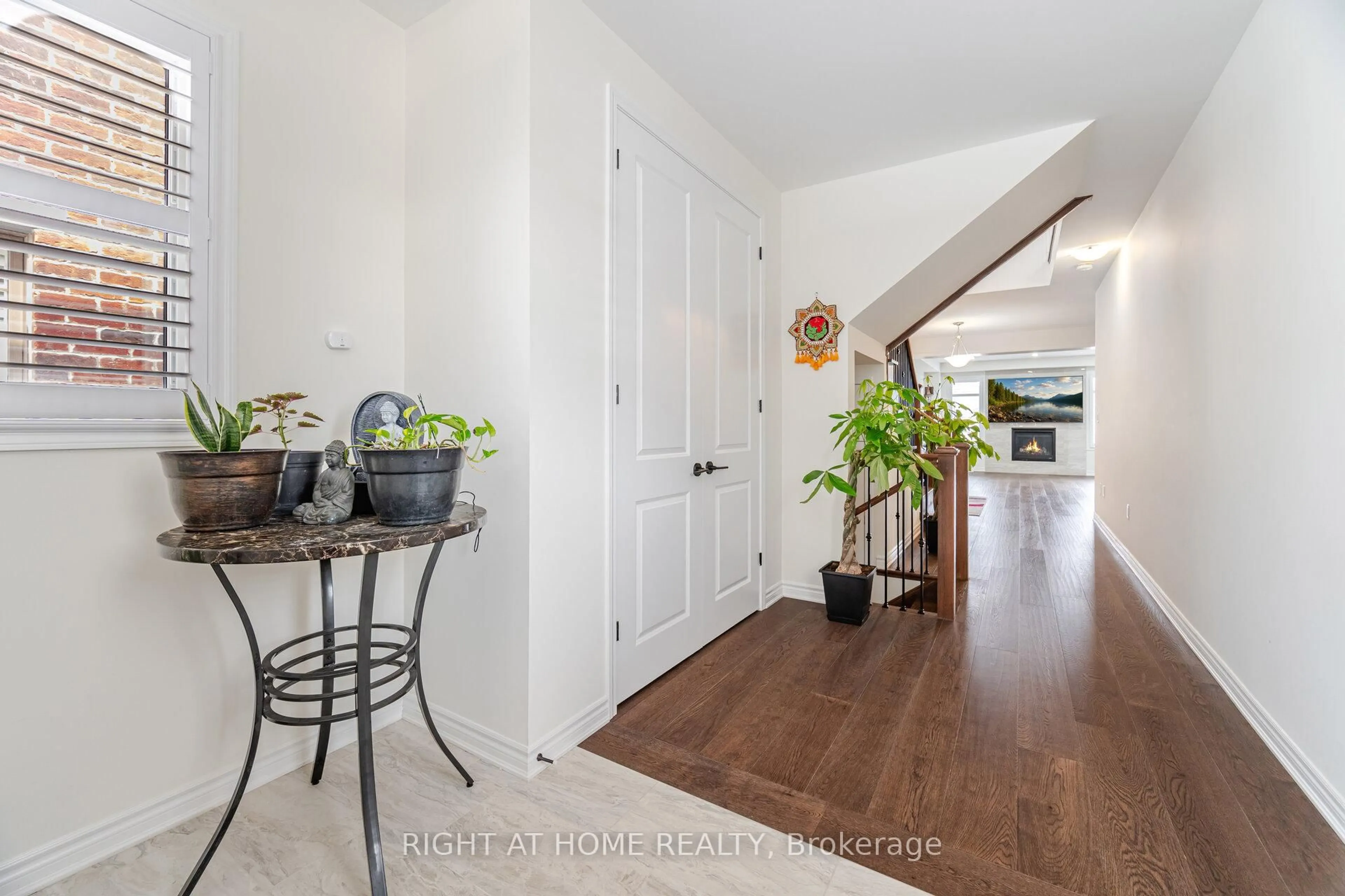 Indoor entryway for 3281 Turnstone Blvd, Pickering Ontario L1X 0M9
