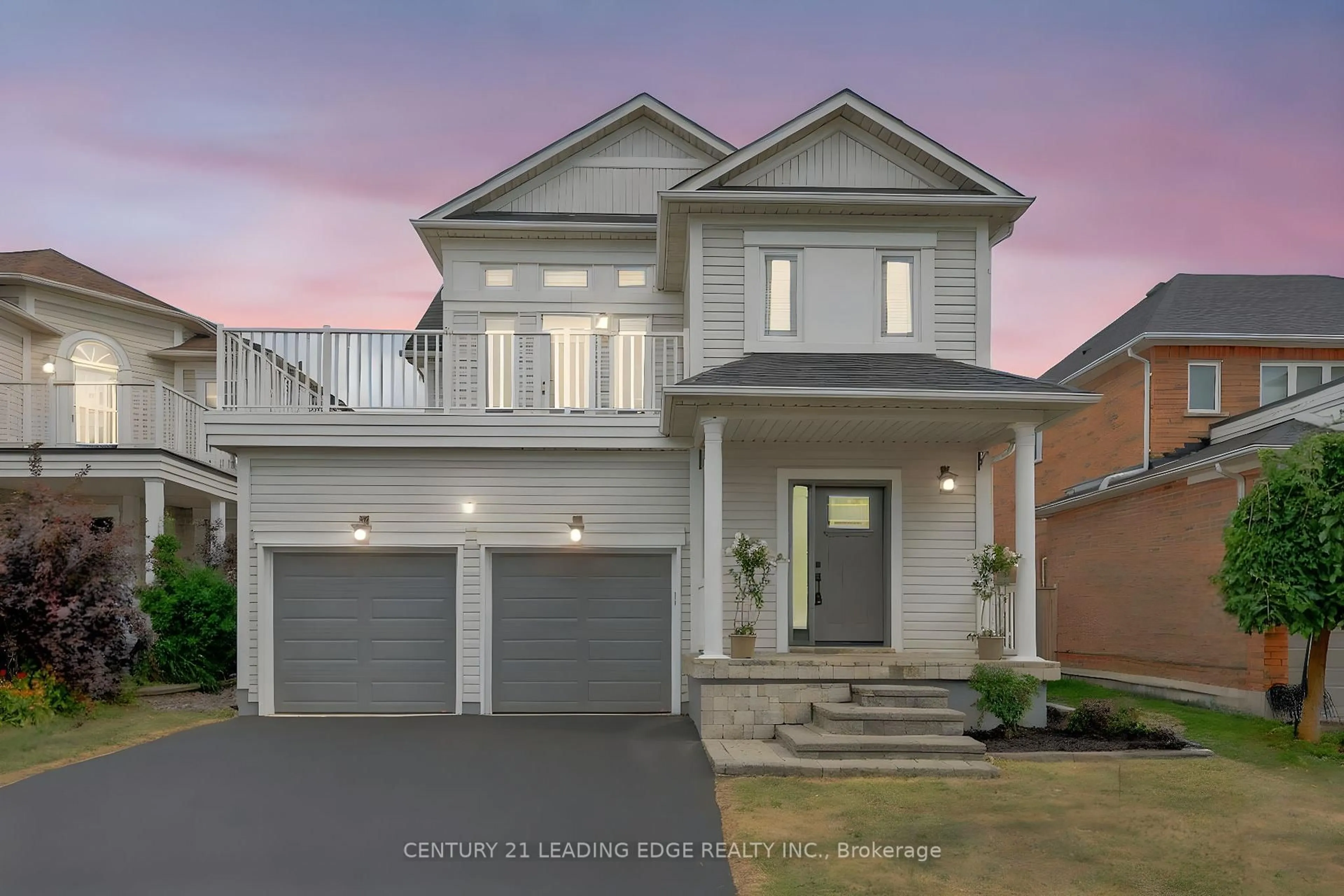 Home with vinyl exterior material, street for 360 Whitby Shores Greenway, Whitby Ontario L1N 9R8