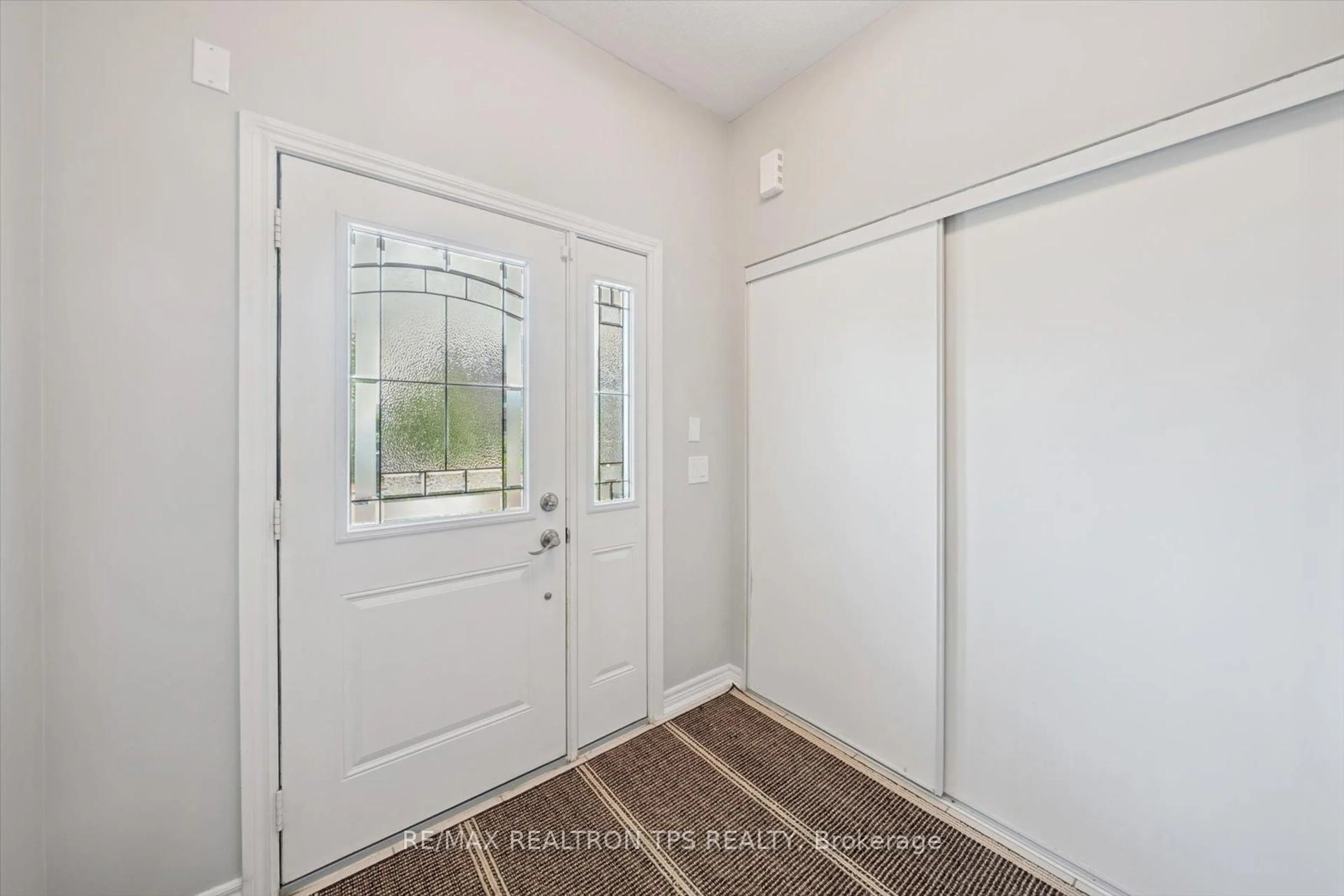 Indoor entryway for 205 Blackwell Cres, Oshawa Ontario L1L 0C9