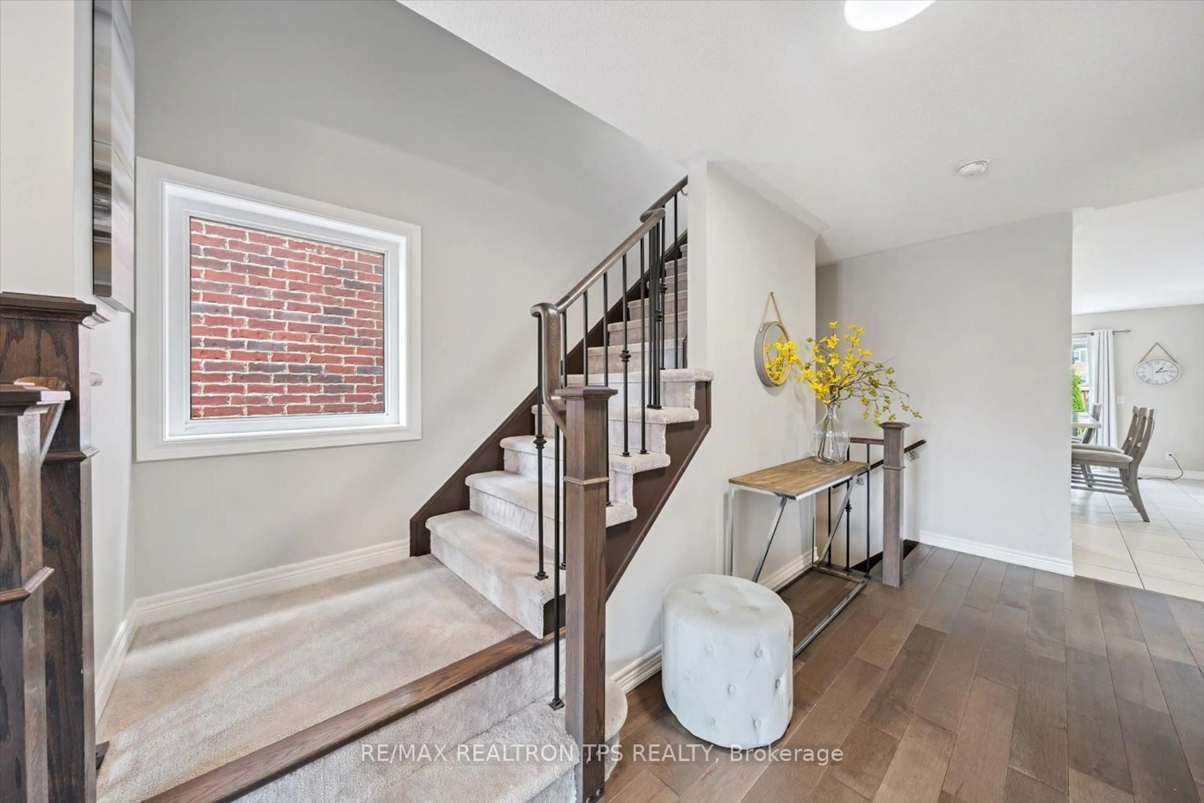 Indoor entryway for 205 Blackwell Cres, Oshawa Ontario L1L 0C9