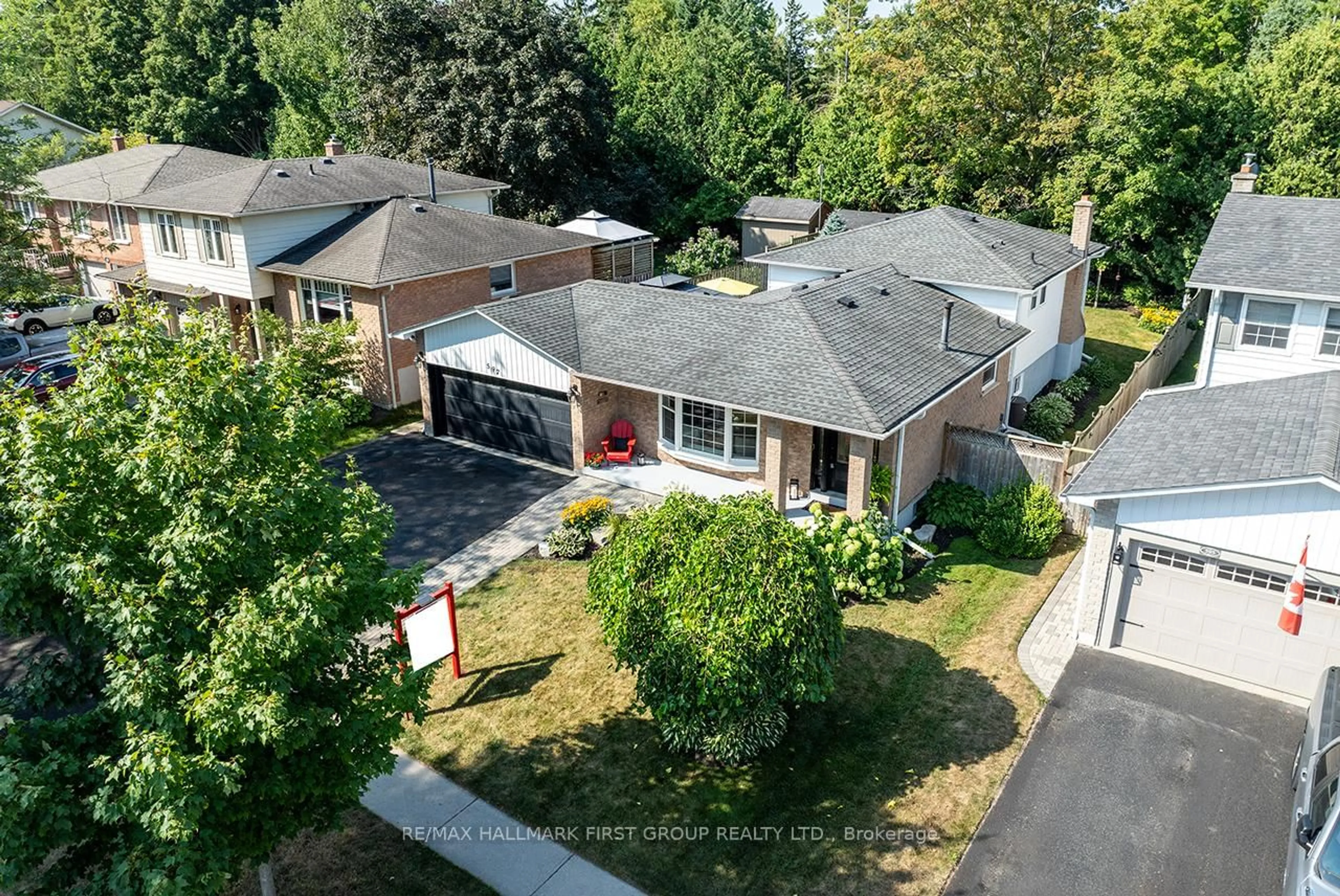 A pic from outside/outdoor area/front of a property/back of a property/a pic from drone, street for 597 Walsh Dr, Scugog Ontario L9L 1K6