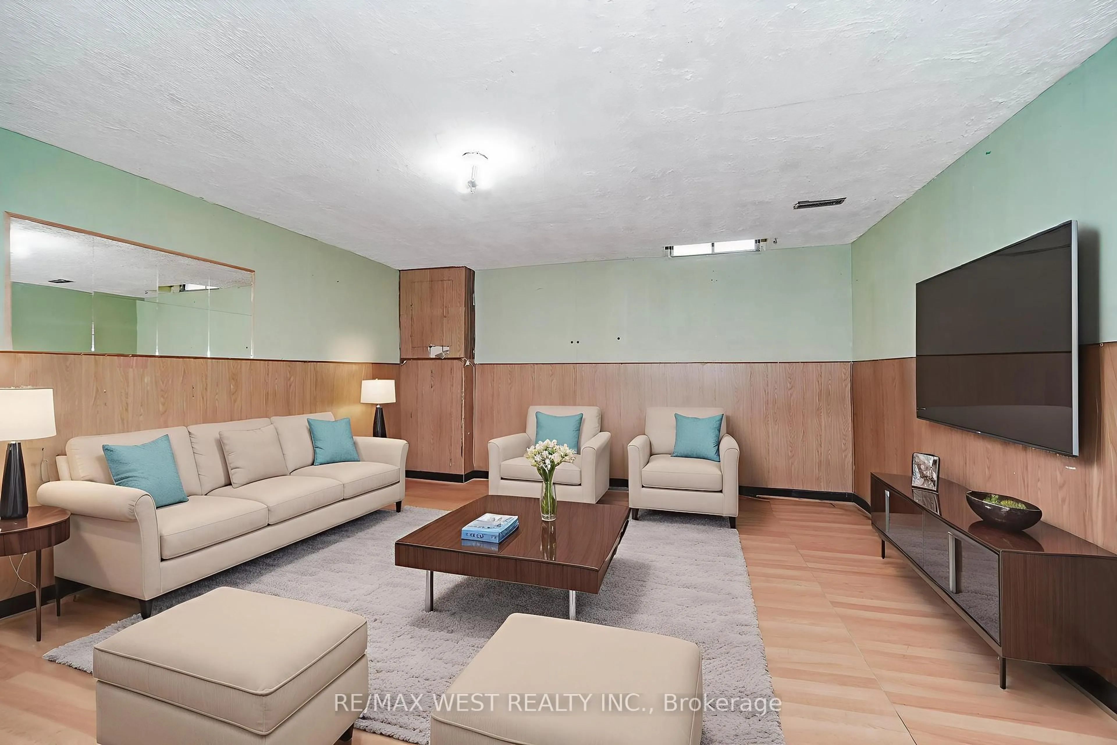 Living room with furniture, unknown for 18 Stanbridge Crt, Toronto Ontario M1B 2S5