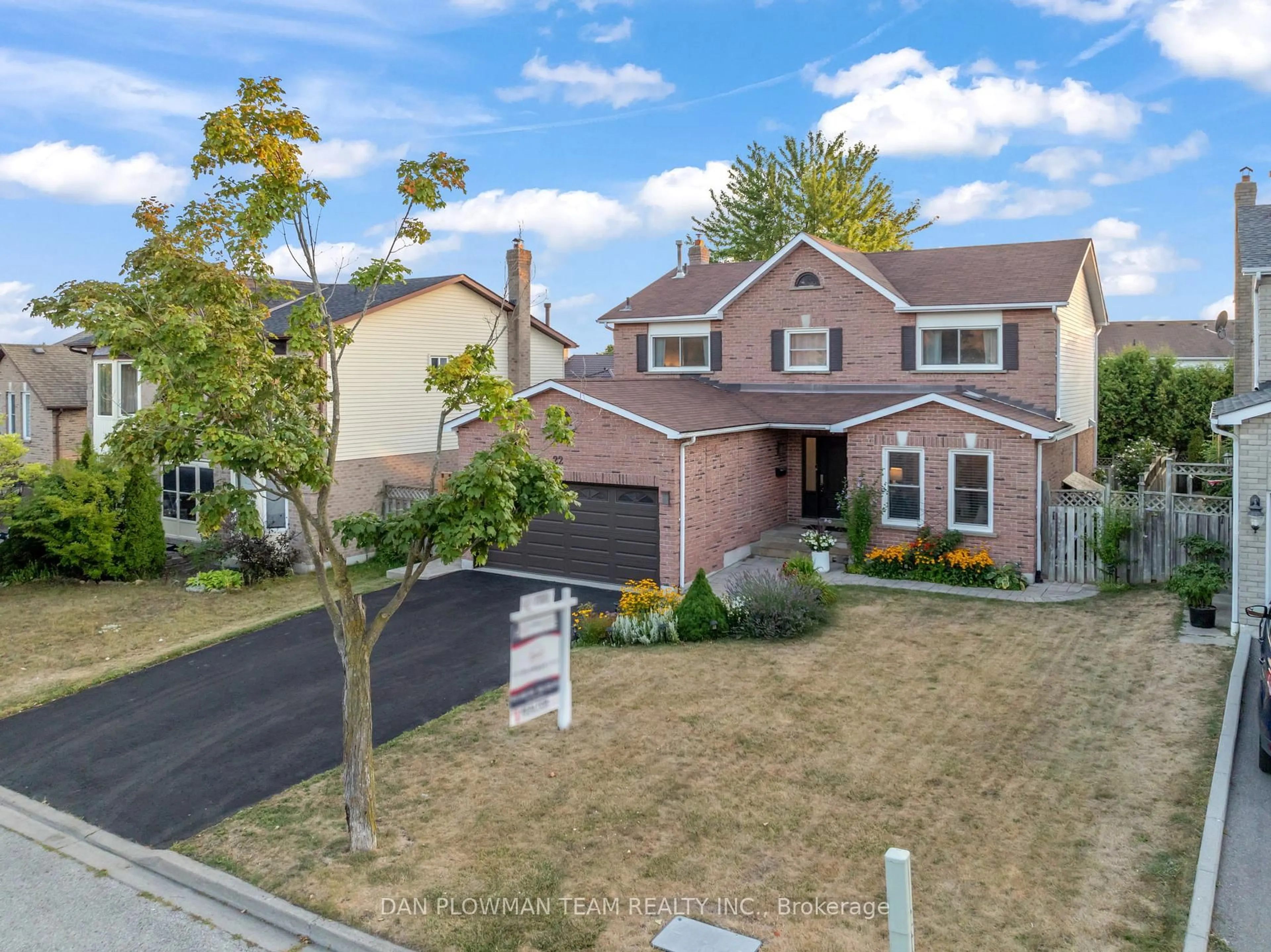 A pic from outside/outdoor area/front of a property/back of a property/a pic from drone, street for 22 Elmeroy Crt, Whitby Ontario L1N 8A4