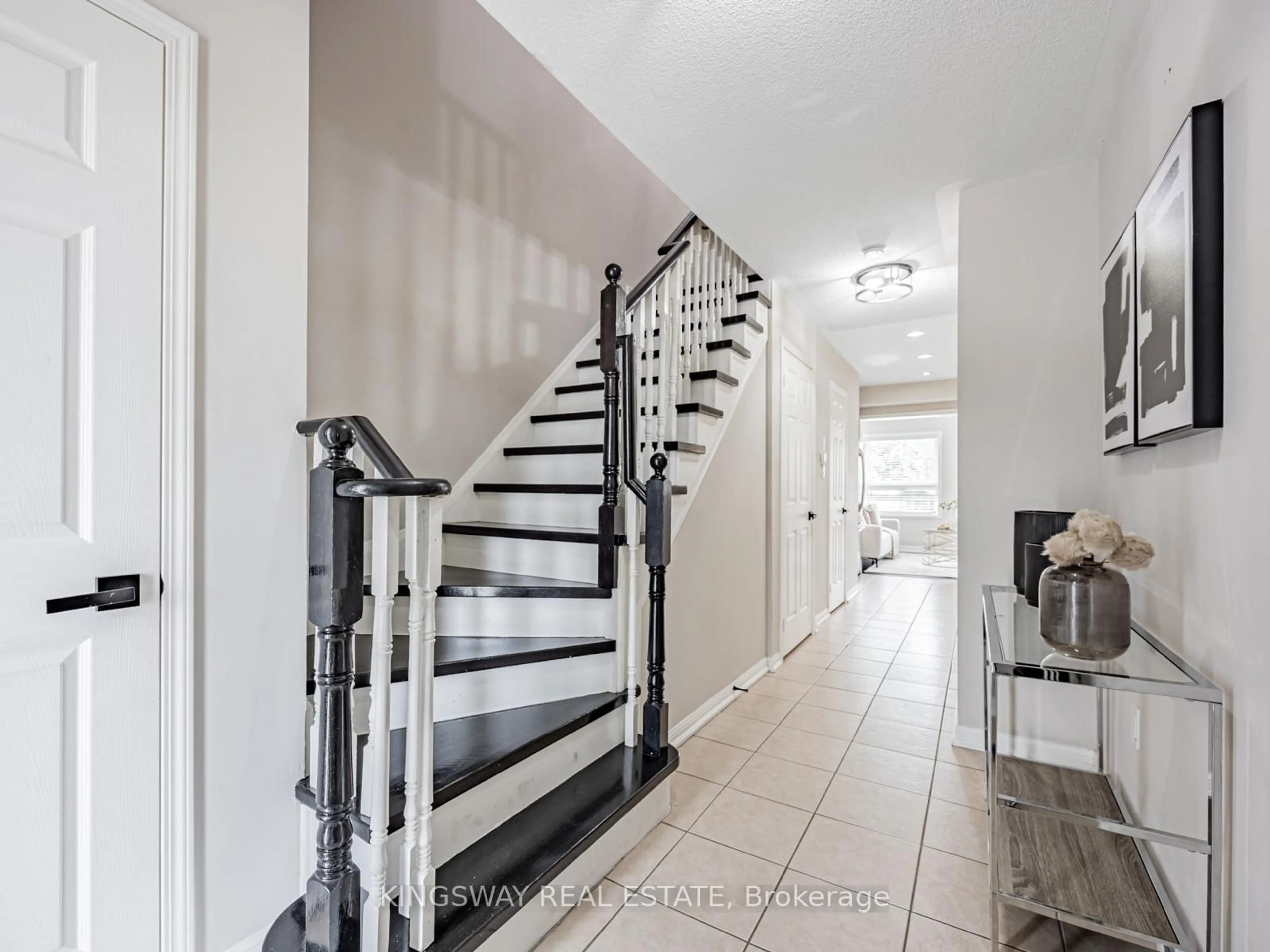 Indoor entryway for 150 Kirkland Pl, Whitby Ontario L1P 1X2