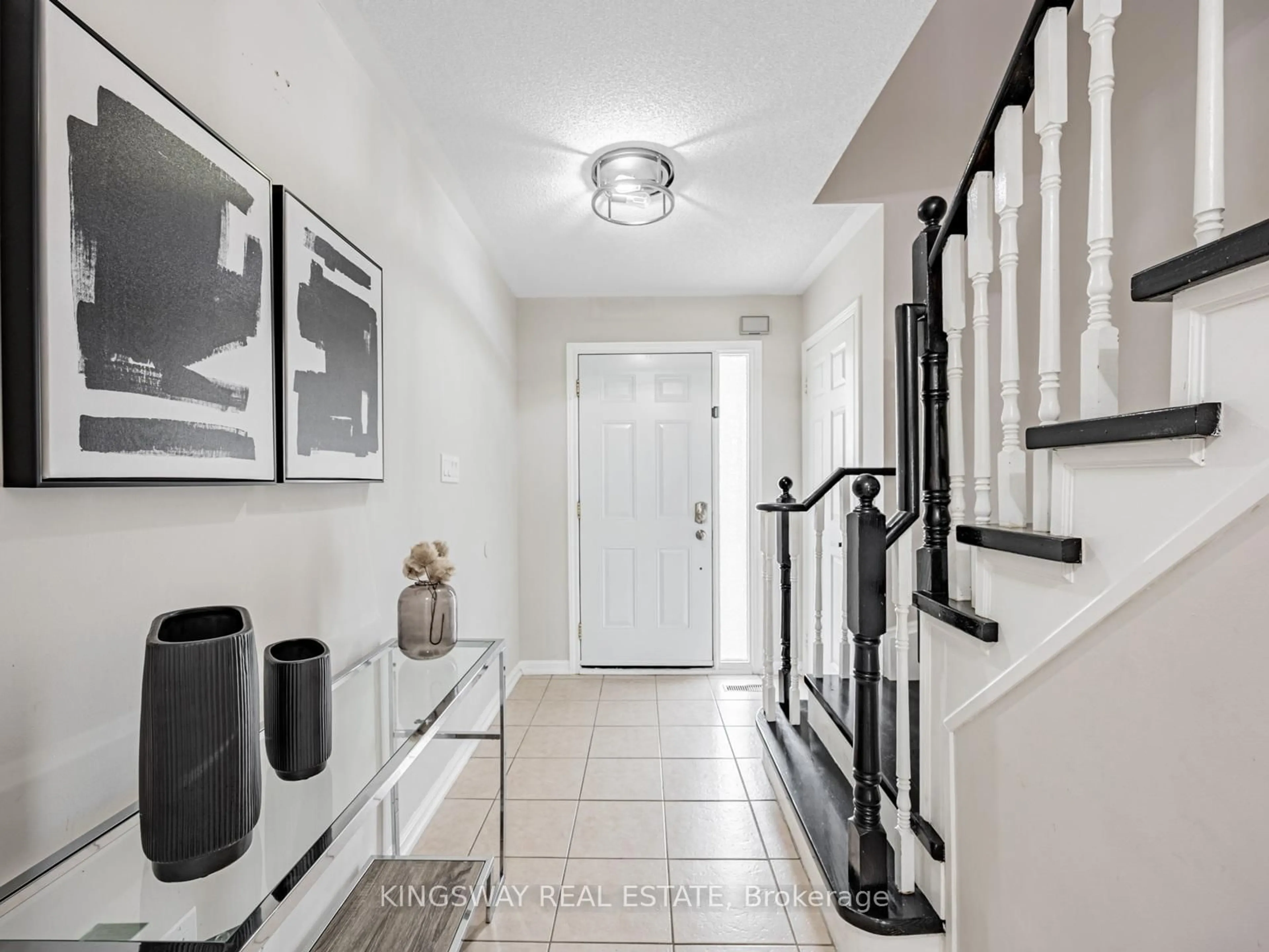Indoor entryway for 150 Kirkland Pl, Whitby Ontario L1P 1X2